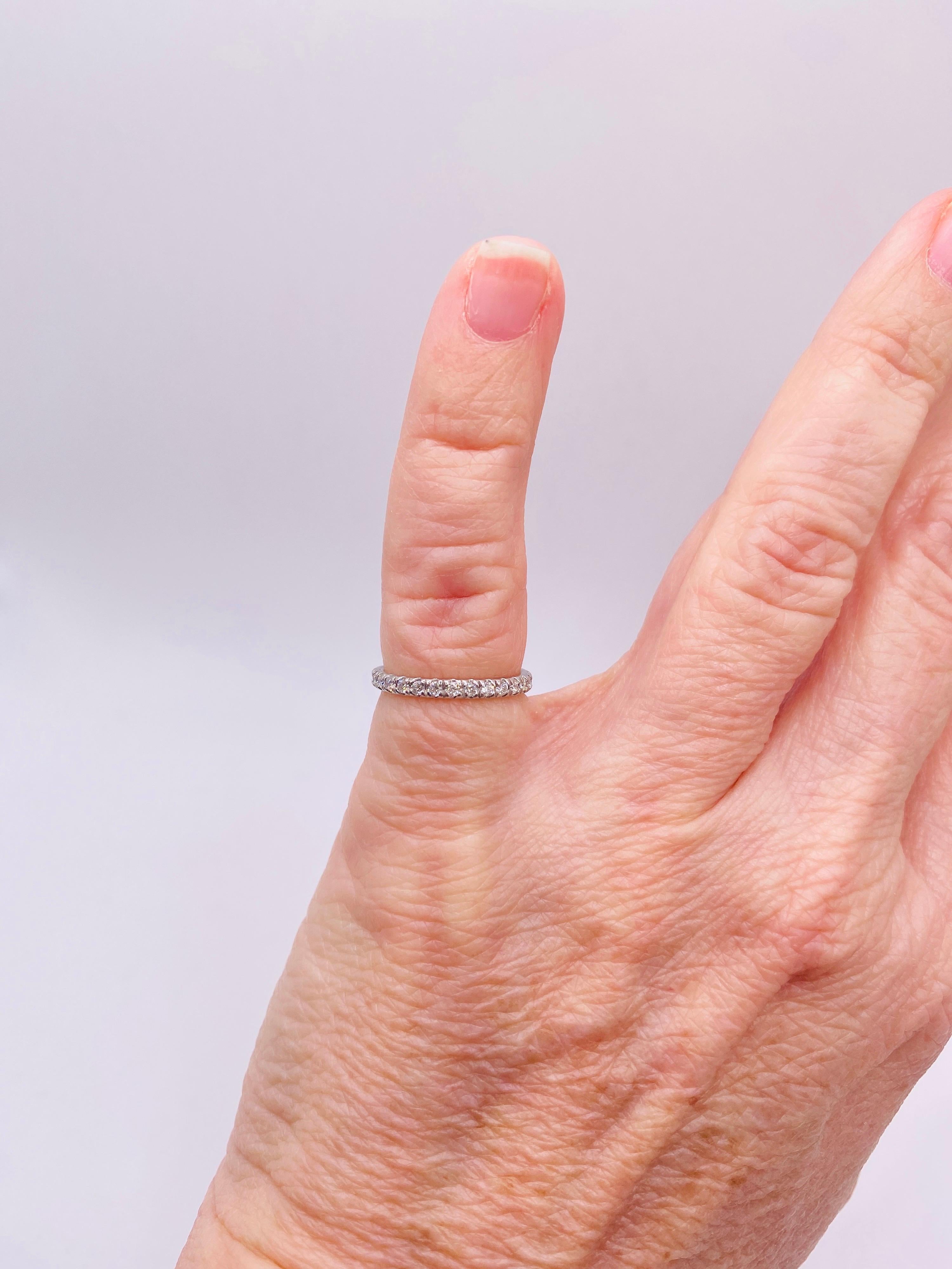 Taglio brillante Fascia di diamanti eternità in platino in vendita