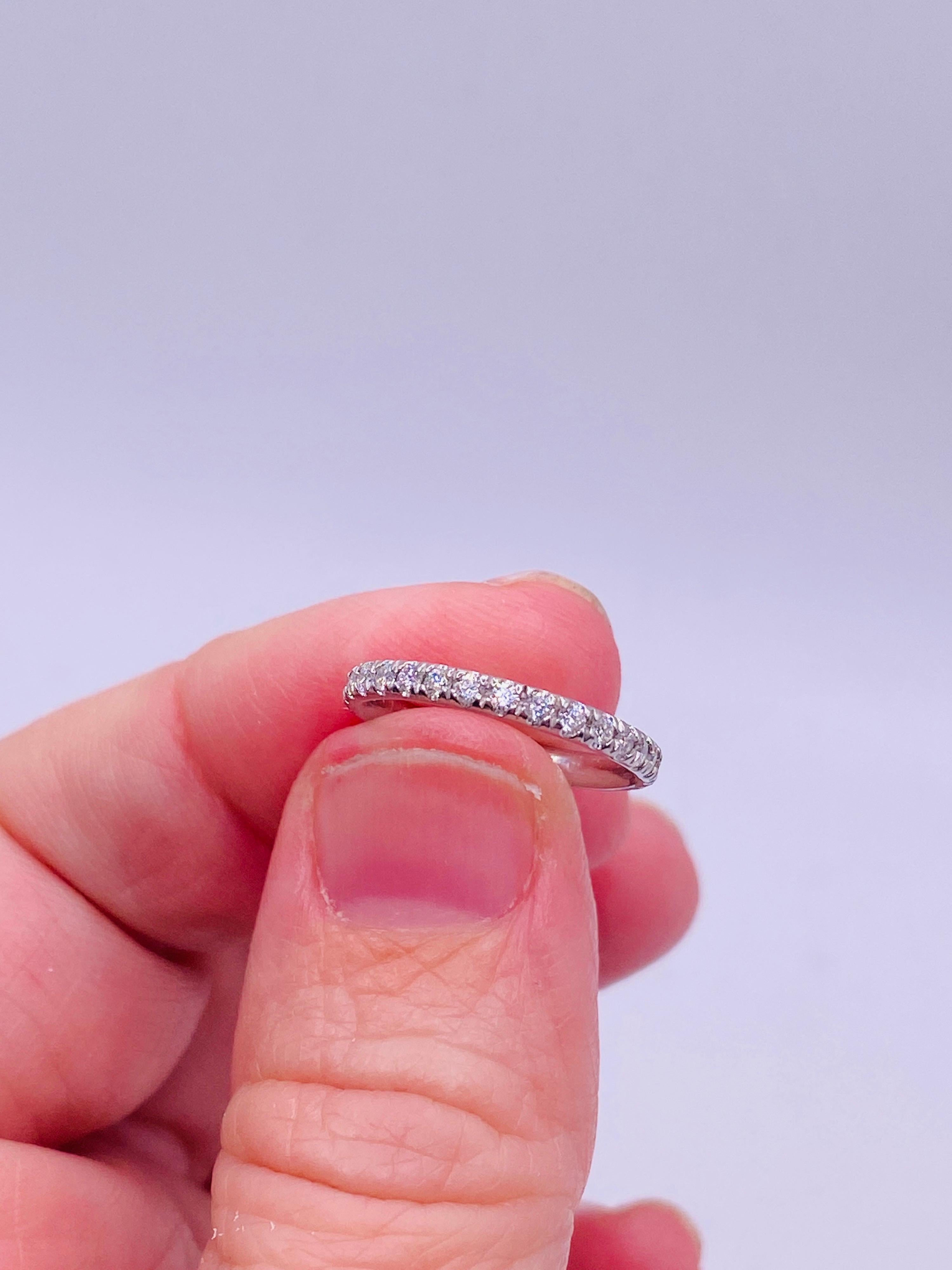 Fascia di diamanti eternità in platino In condizioni buone in vendita a DALLAS, TX