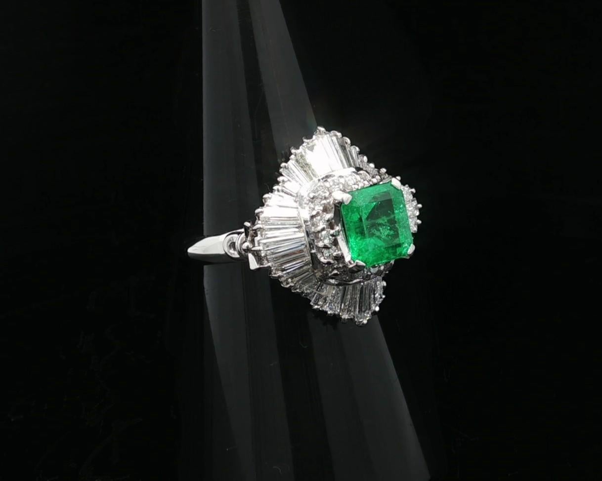 Bague ballerine en platine 2.93ctw Square Step Emerald w/ Round & Baguette Diamond Ballerina Ring en vente 9