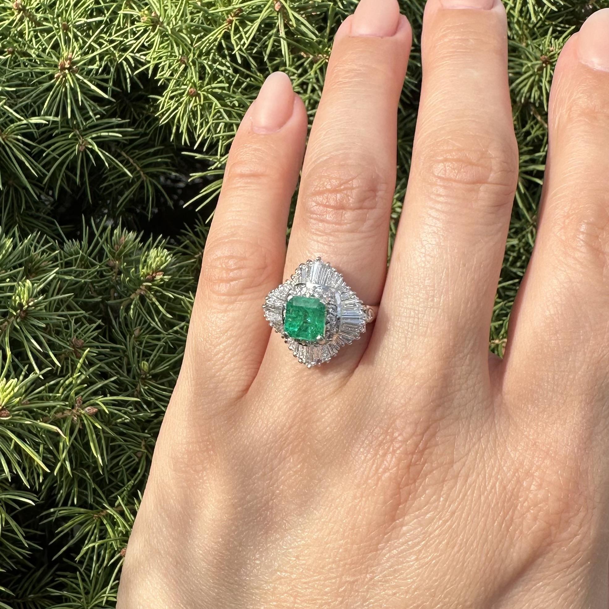 --Pierre(s) :...
(1) Émeraude véritable naturelle - taille carrée - sertie - couleur verte riche et vibrante - 6.8x6.5mm - 1.54ct (exact)
Nombreux diamants naturels authentiques - taille ronde, brillante et baguette effilée - sertis - beaux diamants