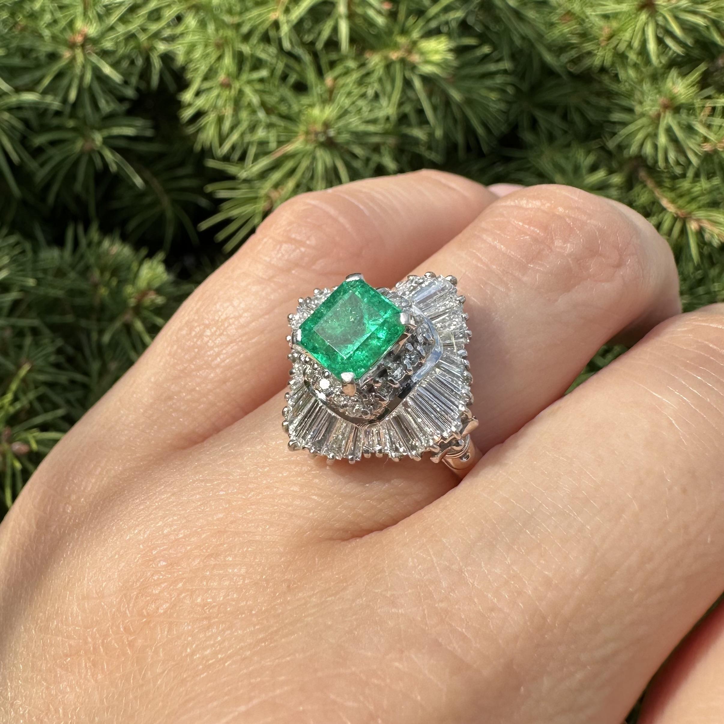 Taille carrée Bague ballerine en platine 2.93ctw Square Step Emerald w/ Round & Baguette Diamond Ballerina Ring en vente