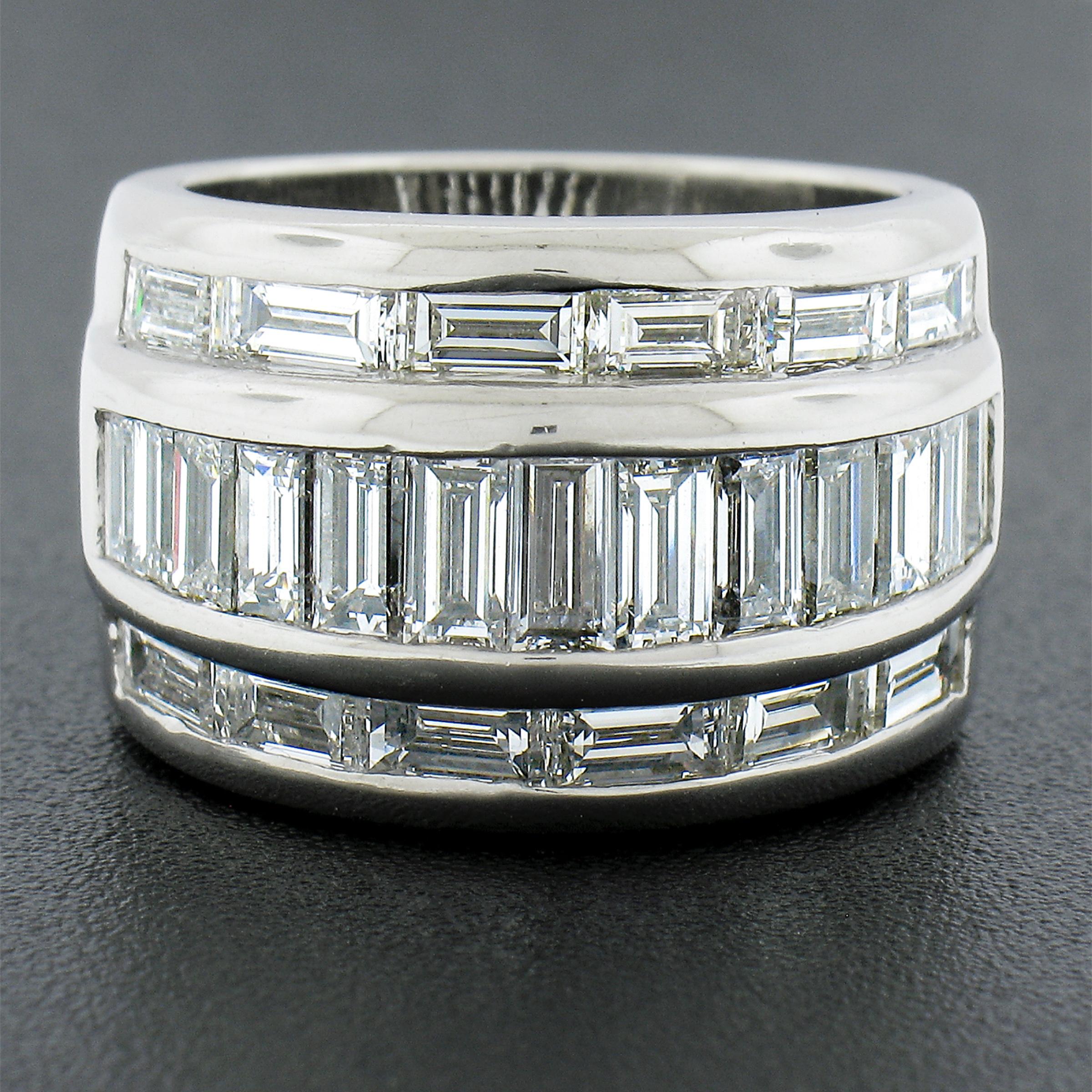 Taglio baguette Anello in platino a 3 file di 4ctw con canale e diamante baguette incastonato, largo 13,2 mm in vendita