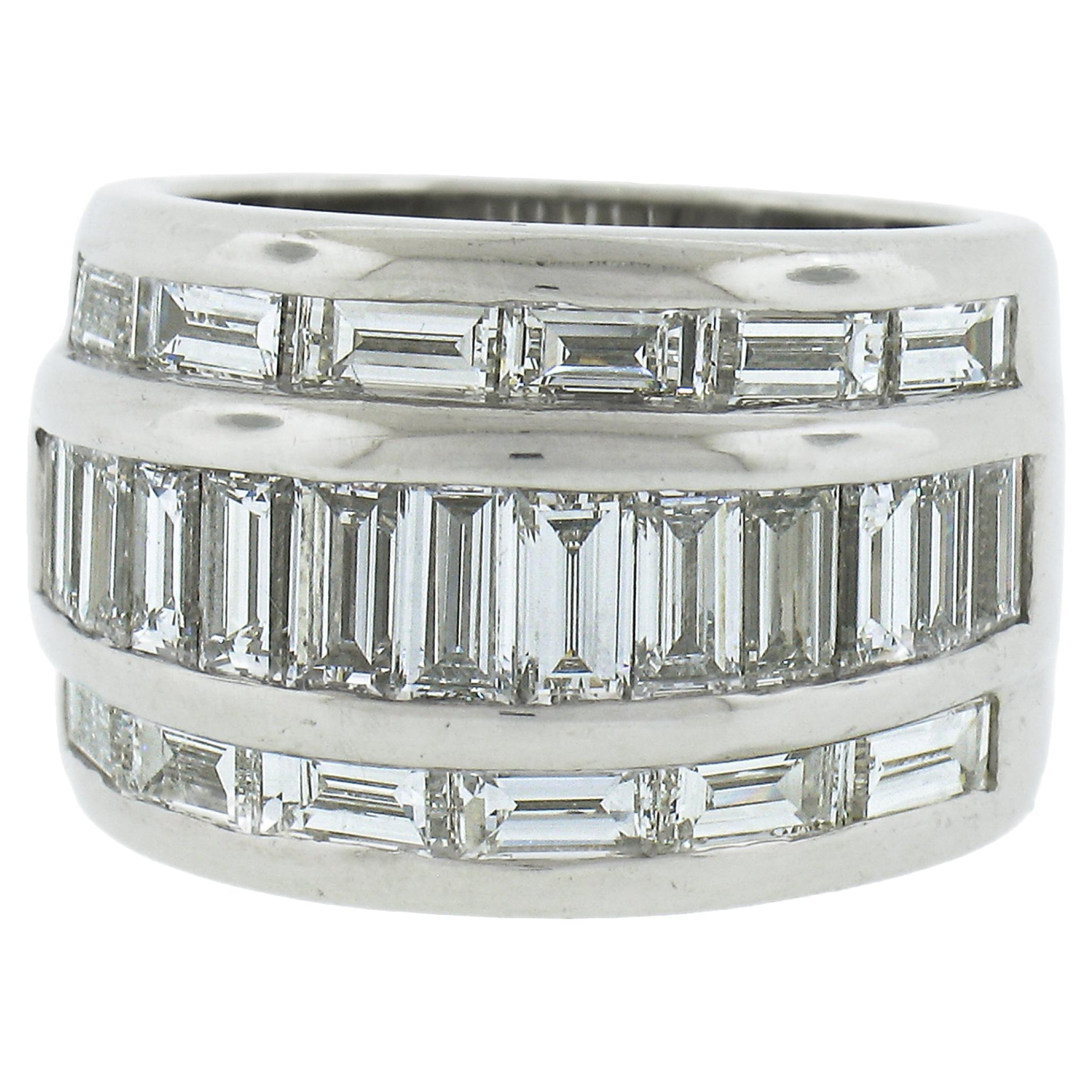 Bague à anneau large de 13,2 mm en platine sertie de diamants baguettes droites sertis en bande de 4 carats à 3 rangs