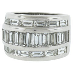 Bague à anneau large de 13,2 mm en platine sertie de diamants baguettes droites sertis en bande de 4 carats à 3 rangs