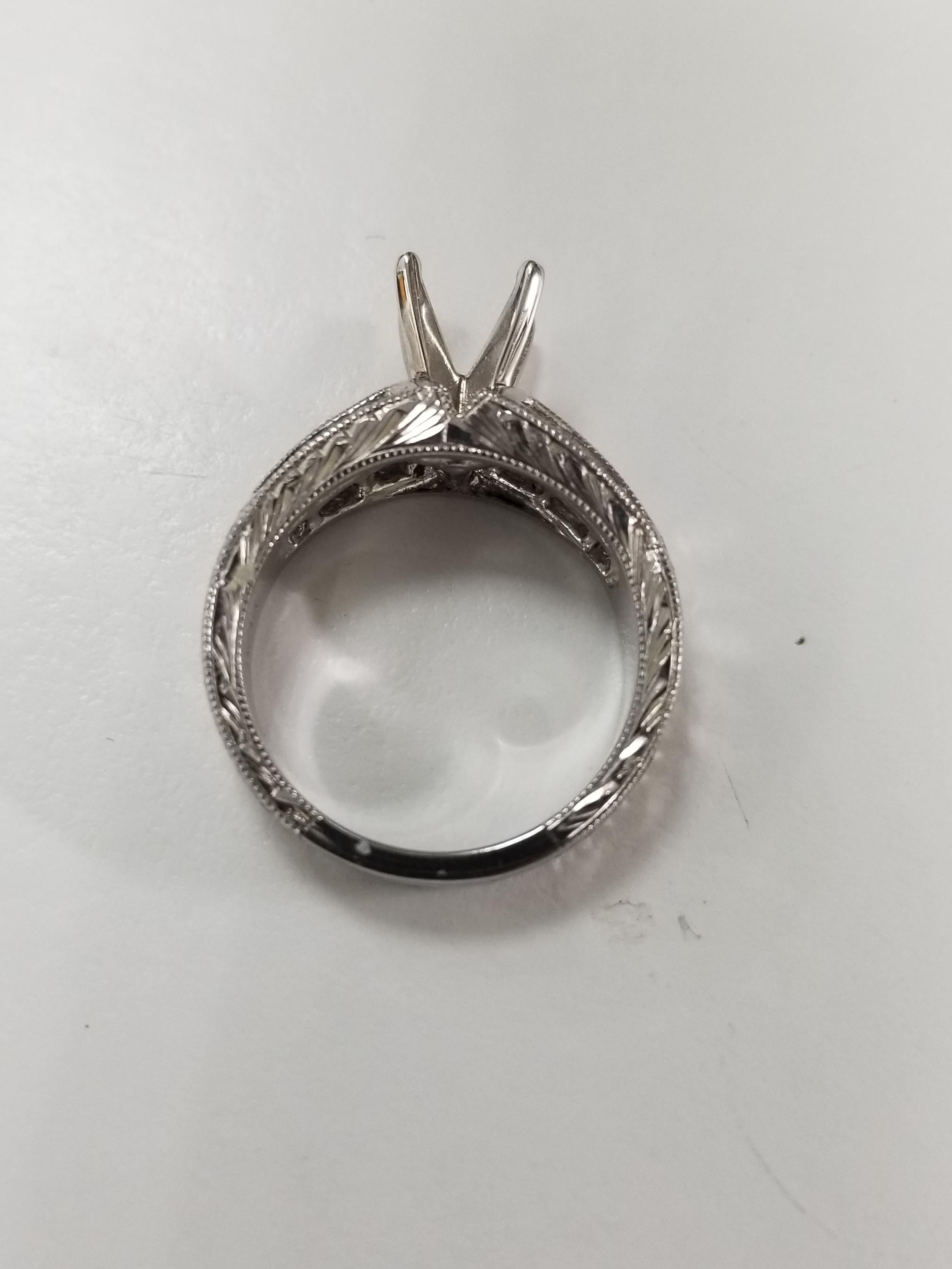 Anello in platino con incastonatura a canale a 3 file di baguette con incisione a mano In condizioni Nuovo in vendita a Los Angeles, CA