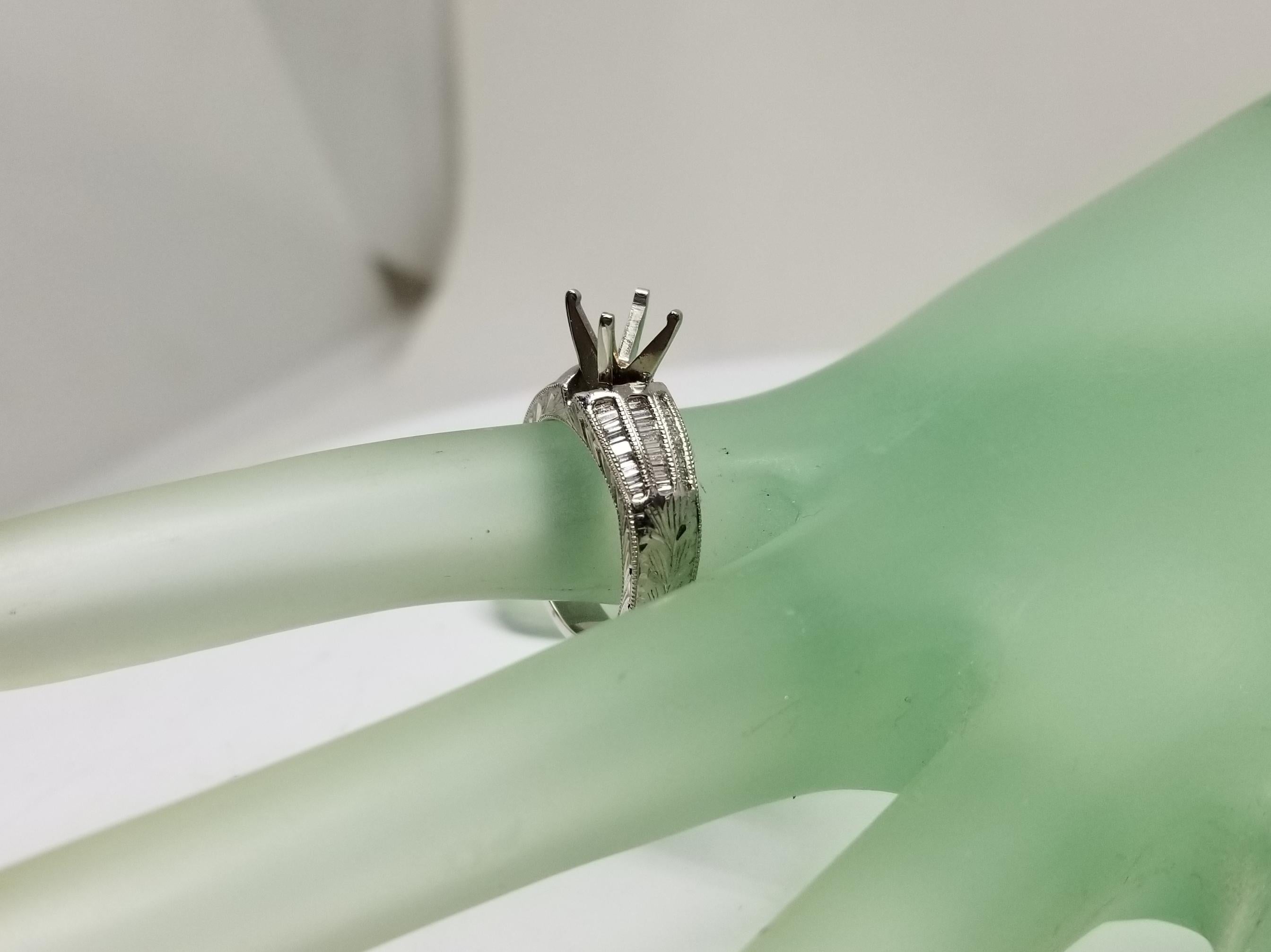 Anello in platino con incastonatura a canale a 3 file di baguette con incisione a mano in vendita 2