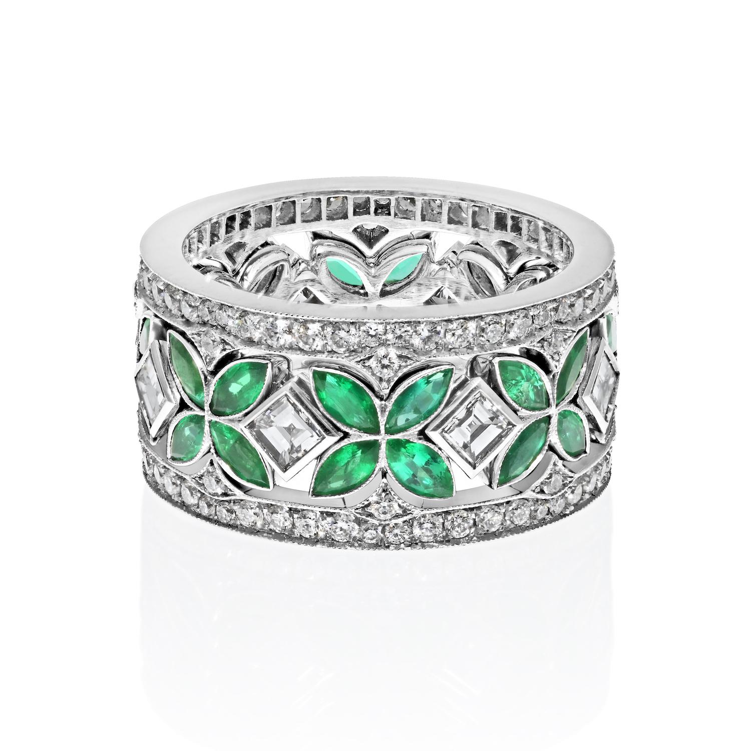 Schick und lebendig: Ihr Smaragd- und Diamant-Drei-in-Eins-Ewigkeitsring
Treten Sie ein in eine Welt der Eleganz und des Stils mit diesem bezaubernden Smaragd- und Diamantring für die Ewigkeit, einem Schmuckstück, das so vielseitig ist wie Sie