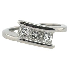 Bague 3 pierres en platine sertie de 0,80ct de diamants naturels de taille Princesse G/H/VS