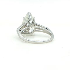 Bague de fiançailles en platine à 3 pierres et diamant poire