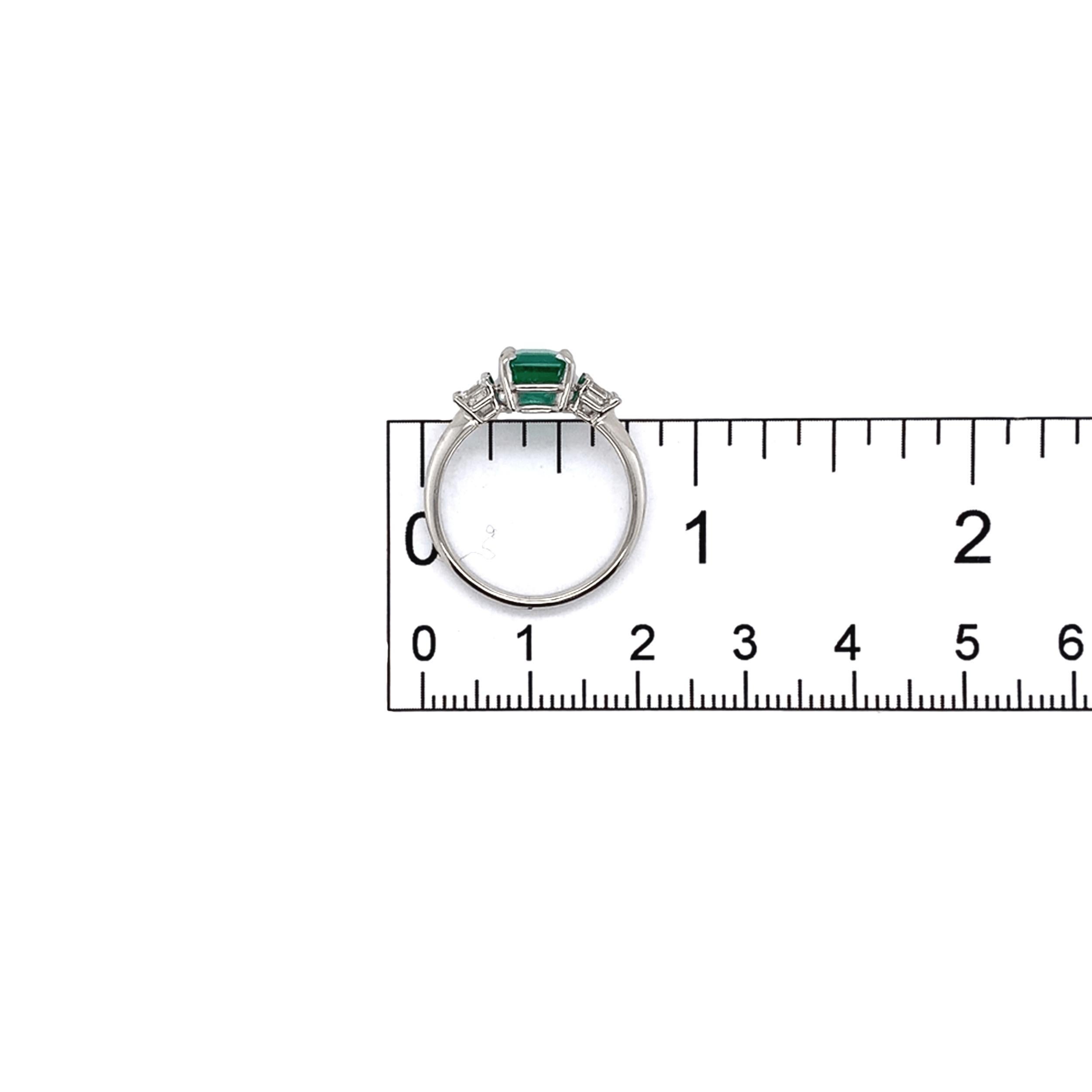 Anello in platino con 3 pietre, smeraldo da 1,86 carati con rapporto GIA e diamanti, misura 6,75 in vendita 5