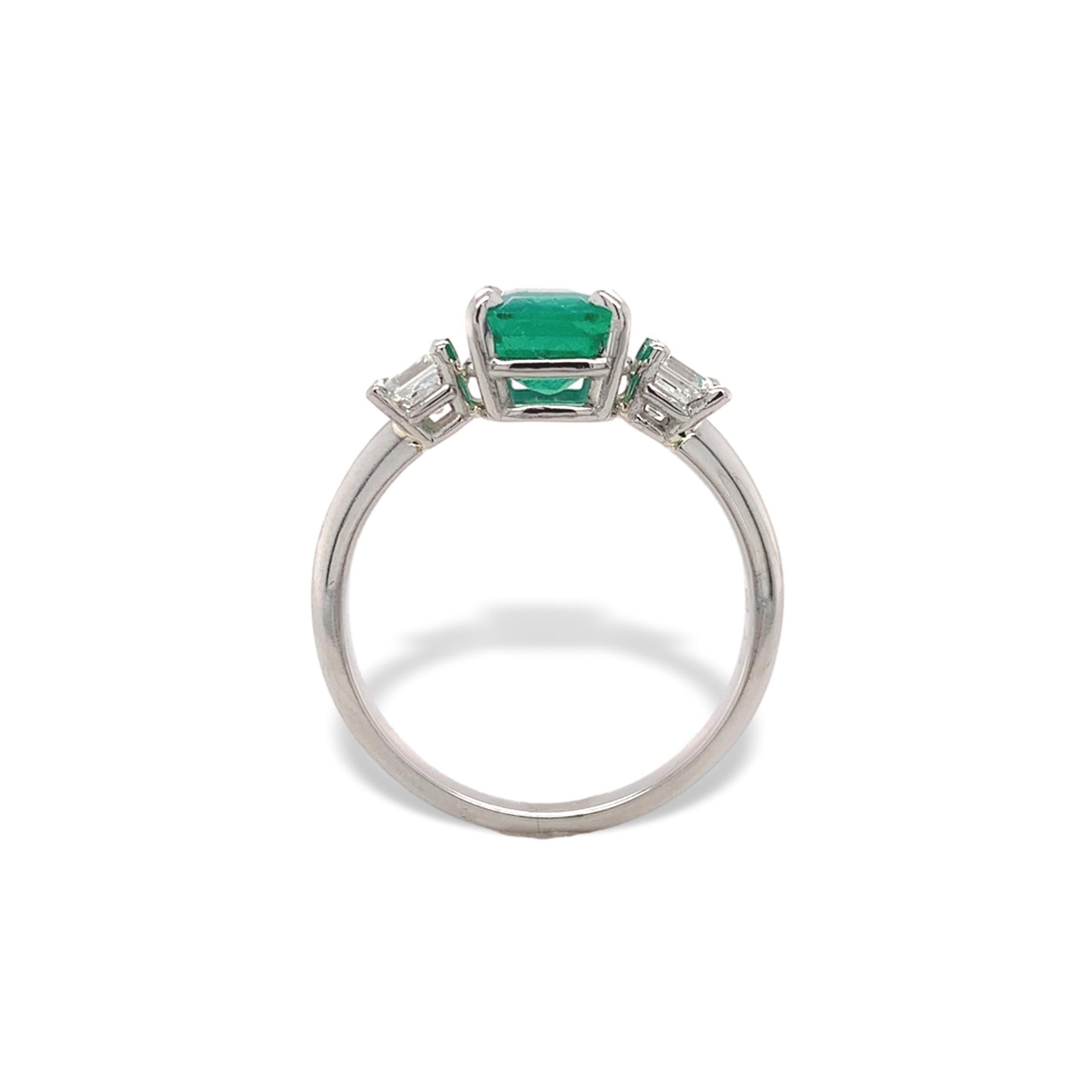 Anello in platino con tre pietre, uno smeraldo naturale e due diamanti taglio asscher. L'autentico smeraldo estratto dalla terra ha il rapporto GIA #5231536980. Lo smeraldo misura 8,91 mm x 6,36 mm e pesa 1,86 carati. Ci sono 2 diamanti autentici