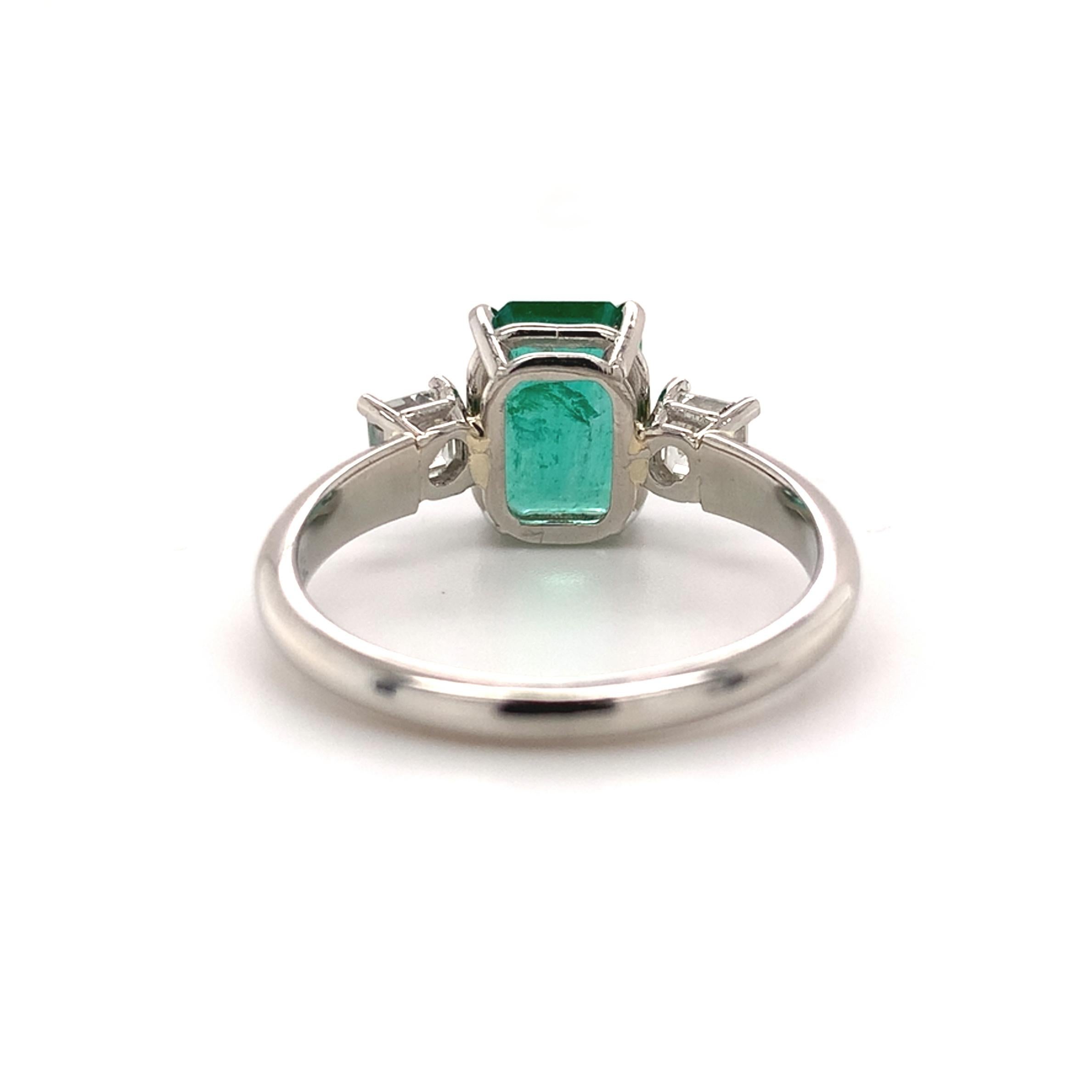 Anello in platino con 3 pietre, smeraldo da 1,86 carati con rapporto GIA e diamanti, misura 6,75 In condizioni ottime in vendita a Big Bend, WI
