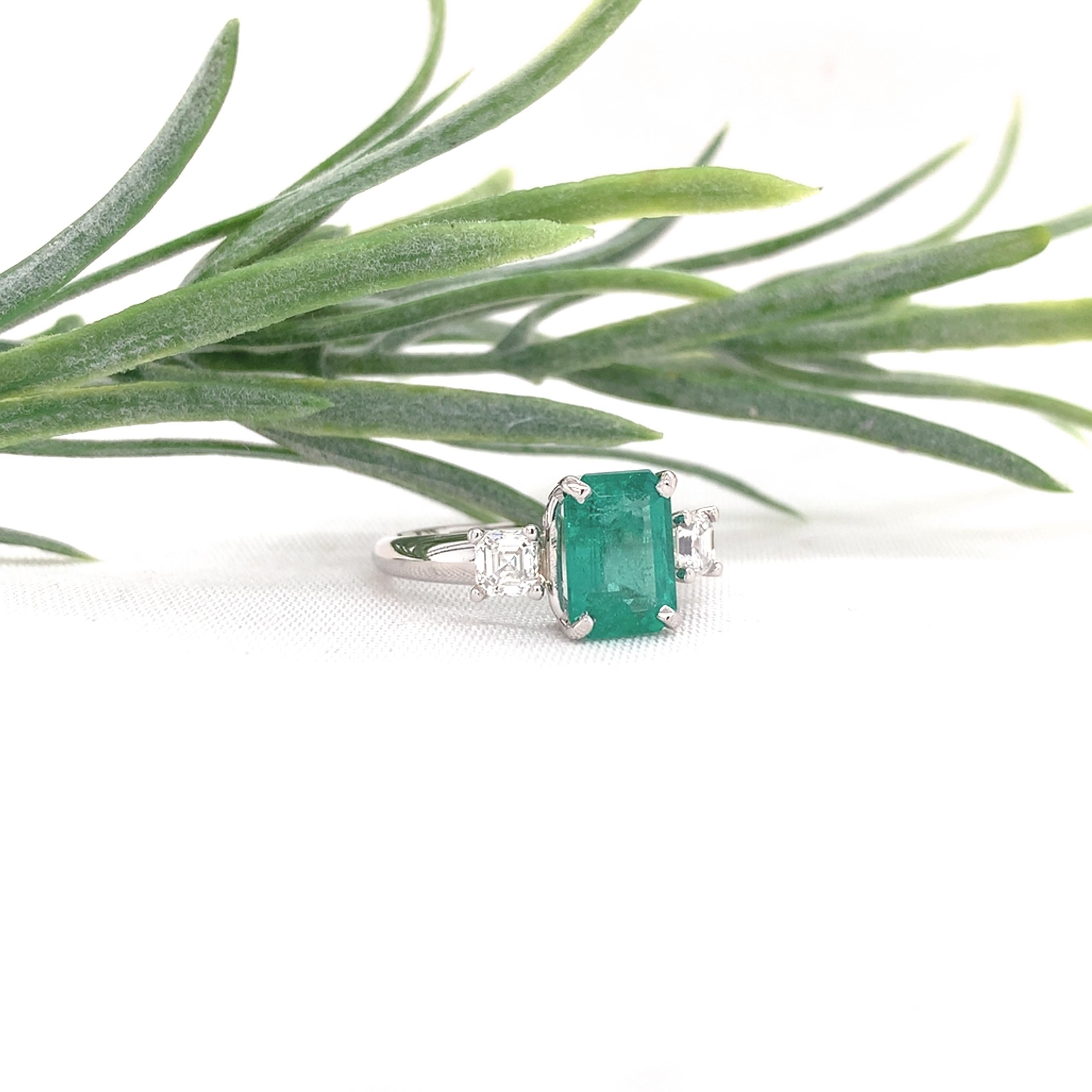 Anello in platino con 3 pietre, smeraldo da 1,86 carati con rapporto GIA e diamanti, misura 6,75 in vendita 2