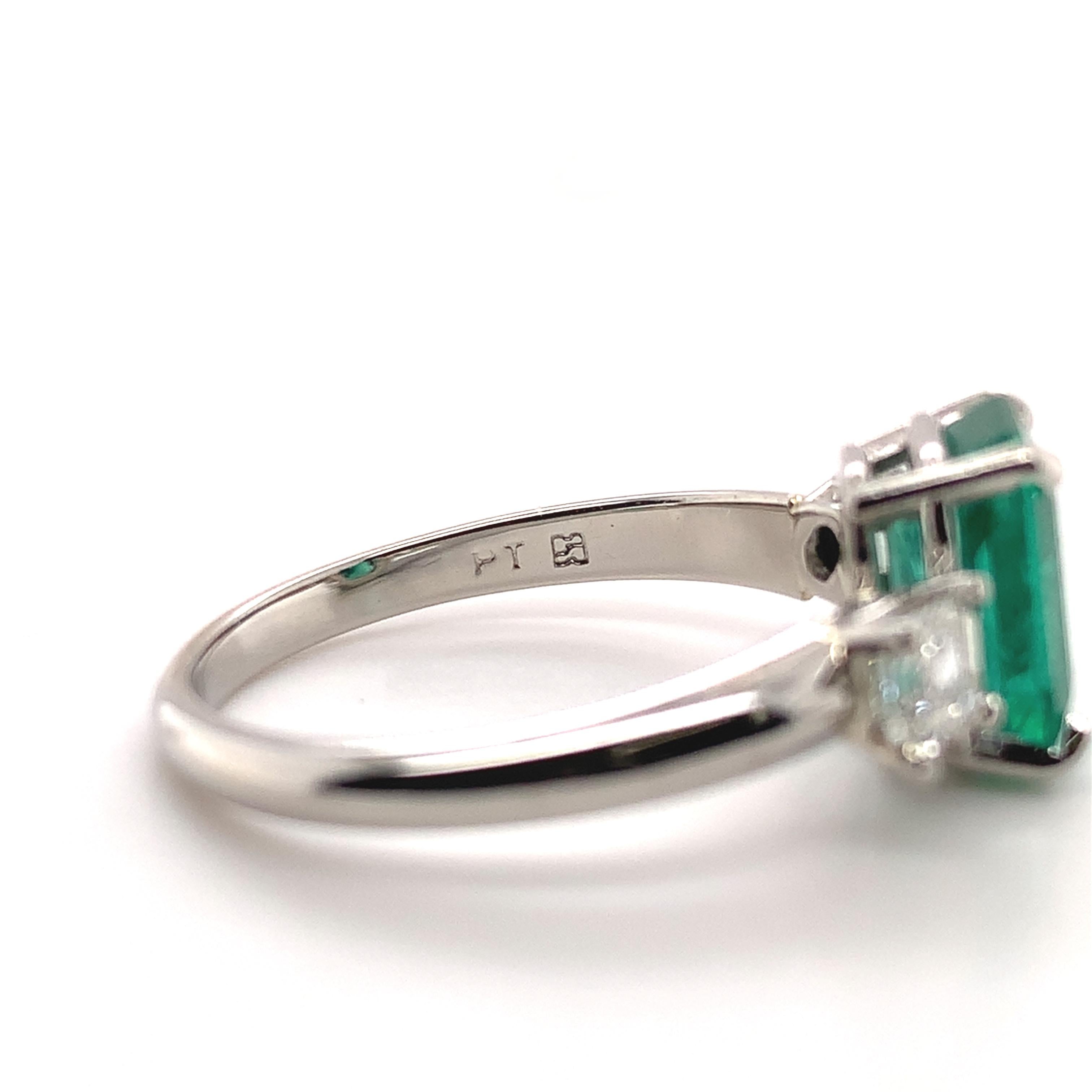 Anello in platino con 3 pietre, smeraldo da 1,86 carati con rapporto GIA e diamanti, misura 6,75 in vendita 3