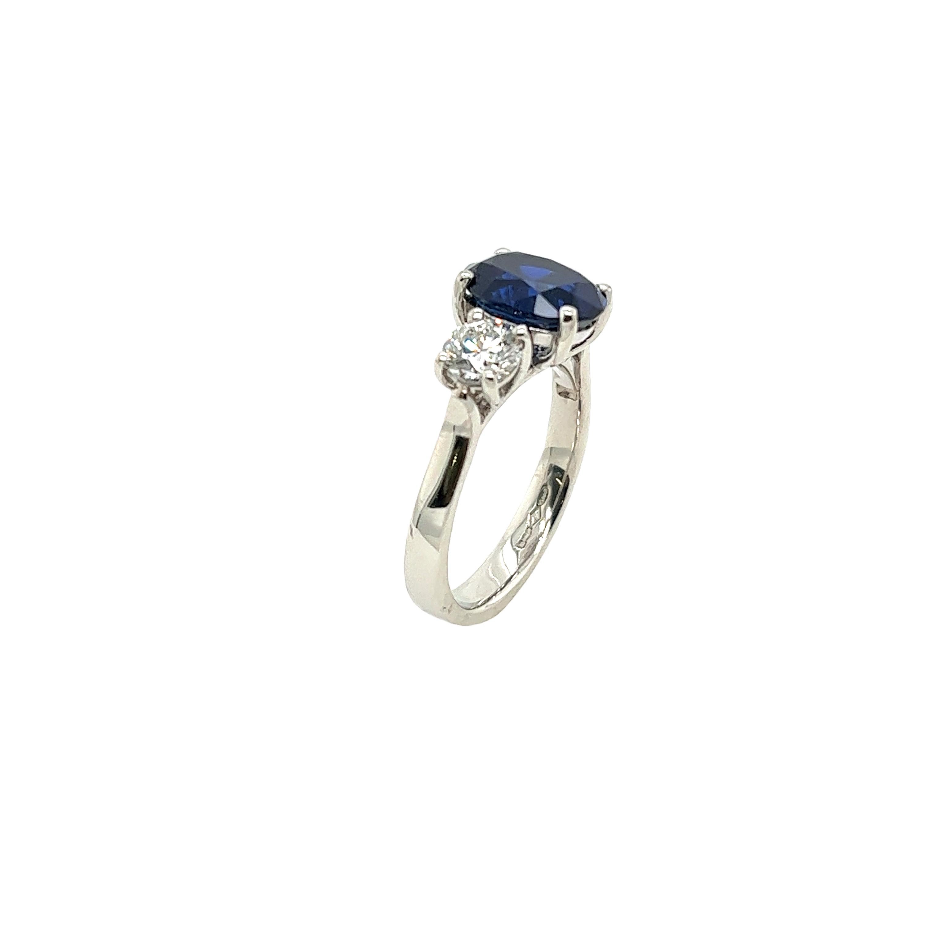 Dieser wunderschöne 3-Stein-Ring mit Diamanten und Saphiren 
gefasst in einer Platinfassung, 
mit 2 passenden runden Diamanten im Brillantschliff, insgesamt 1,0ct
und 3.21ct ovale Form feiner natürlicher Saphir, (erhitzt Sri Lanka)
Dies ist ein