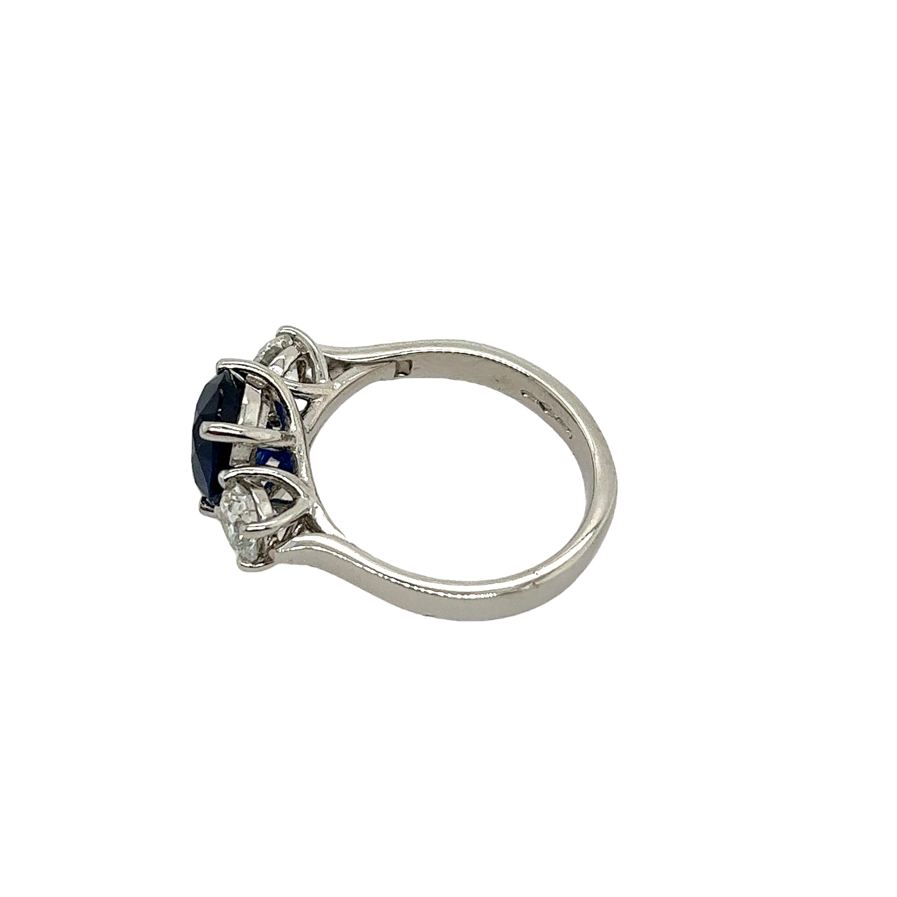 Platin 3 Stein Ring, gefasst mit 3,21 Karat natürlichem ovalem Saphir und 2 Diamanten (Marquiseschliff)