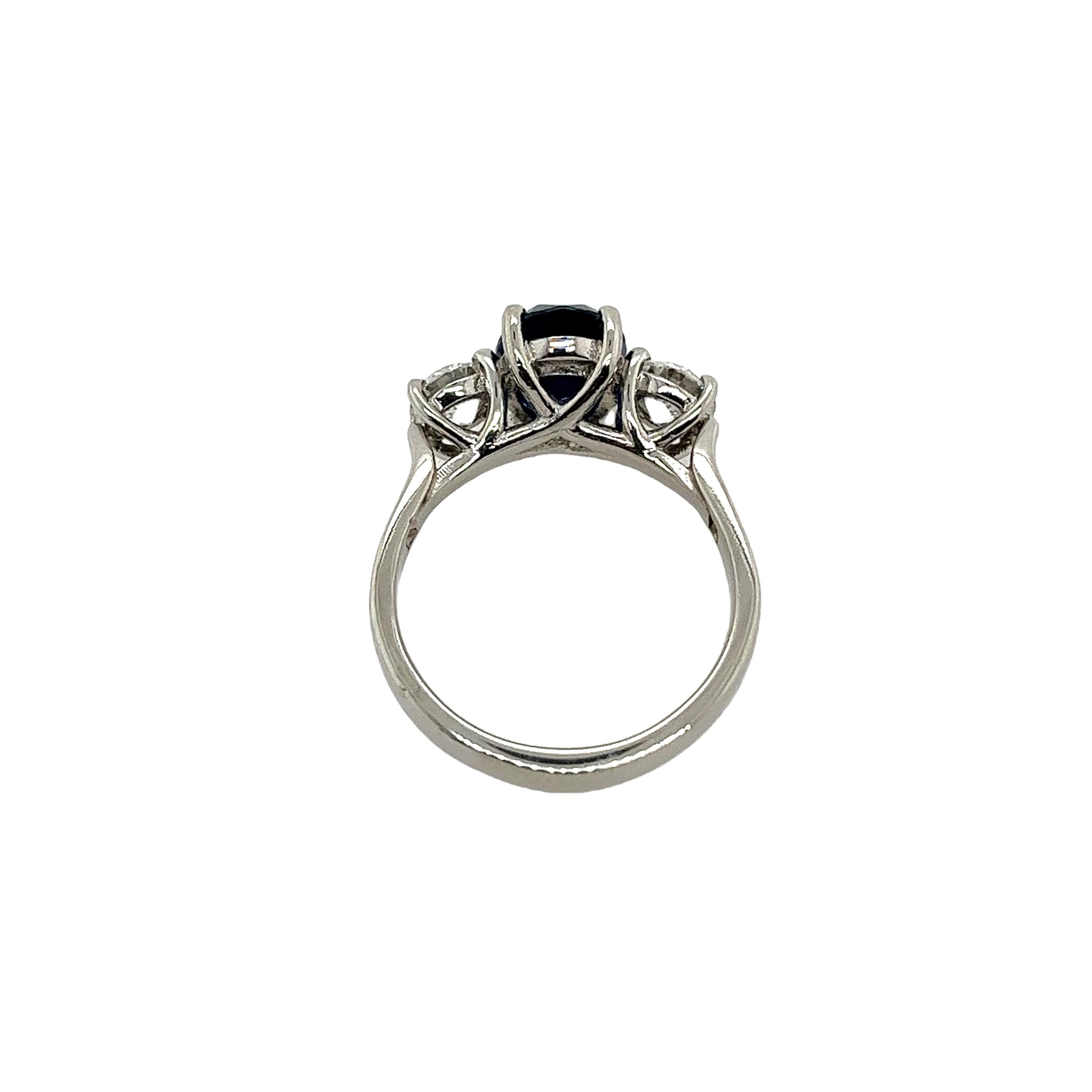Platin 3 Stein Ring, gefasst mit 3,21 Karat natürlichem ovalem Saphir und 2 Diamanten im Zustand „Hervorragend“ in London, GB