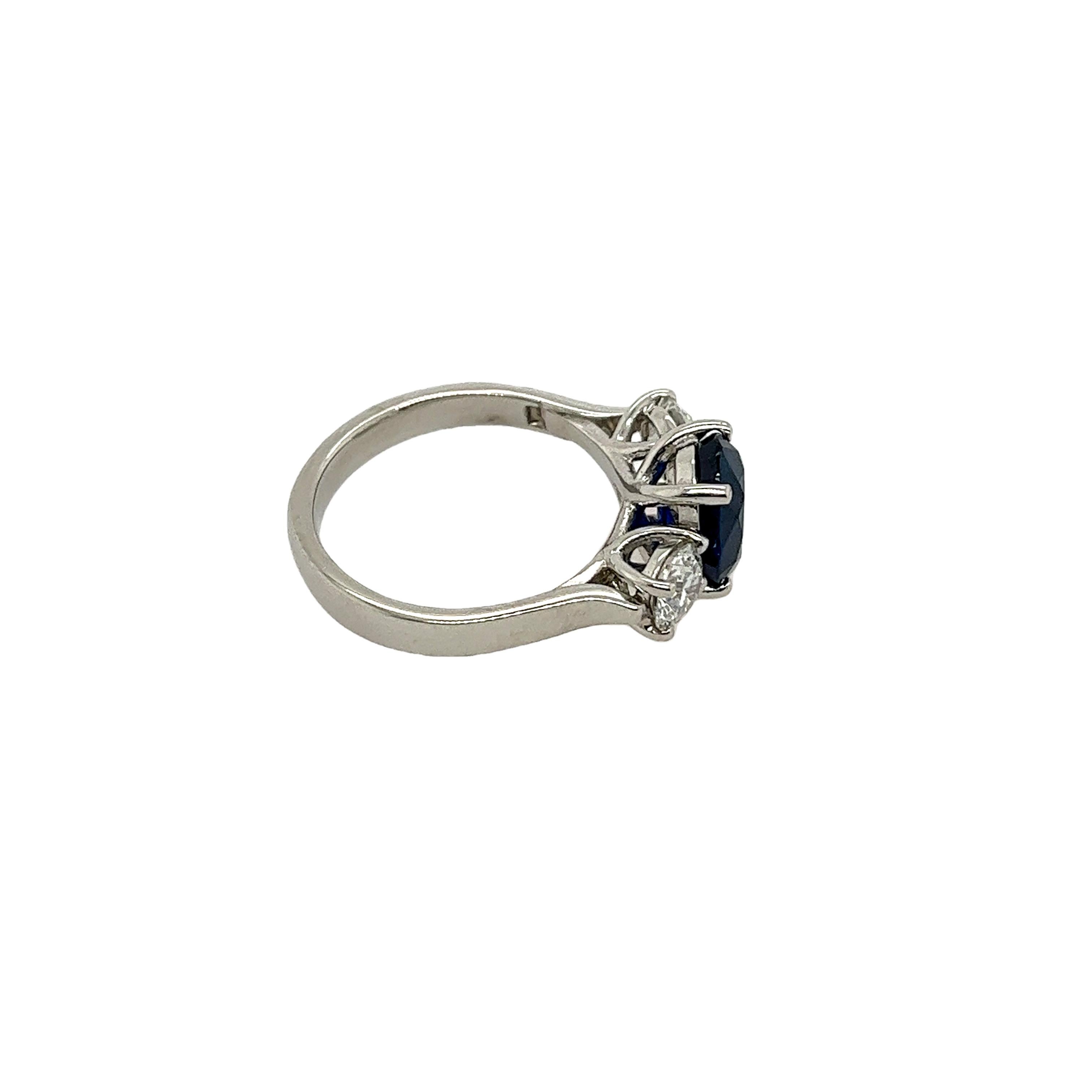 Platin 3 Stein Ring, gefasst mit 3,21 Karat natürlichem ovalem Saphir und 2 Diamanten für Damen oder Herren