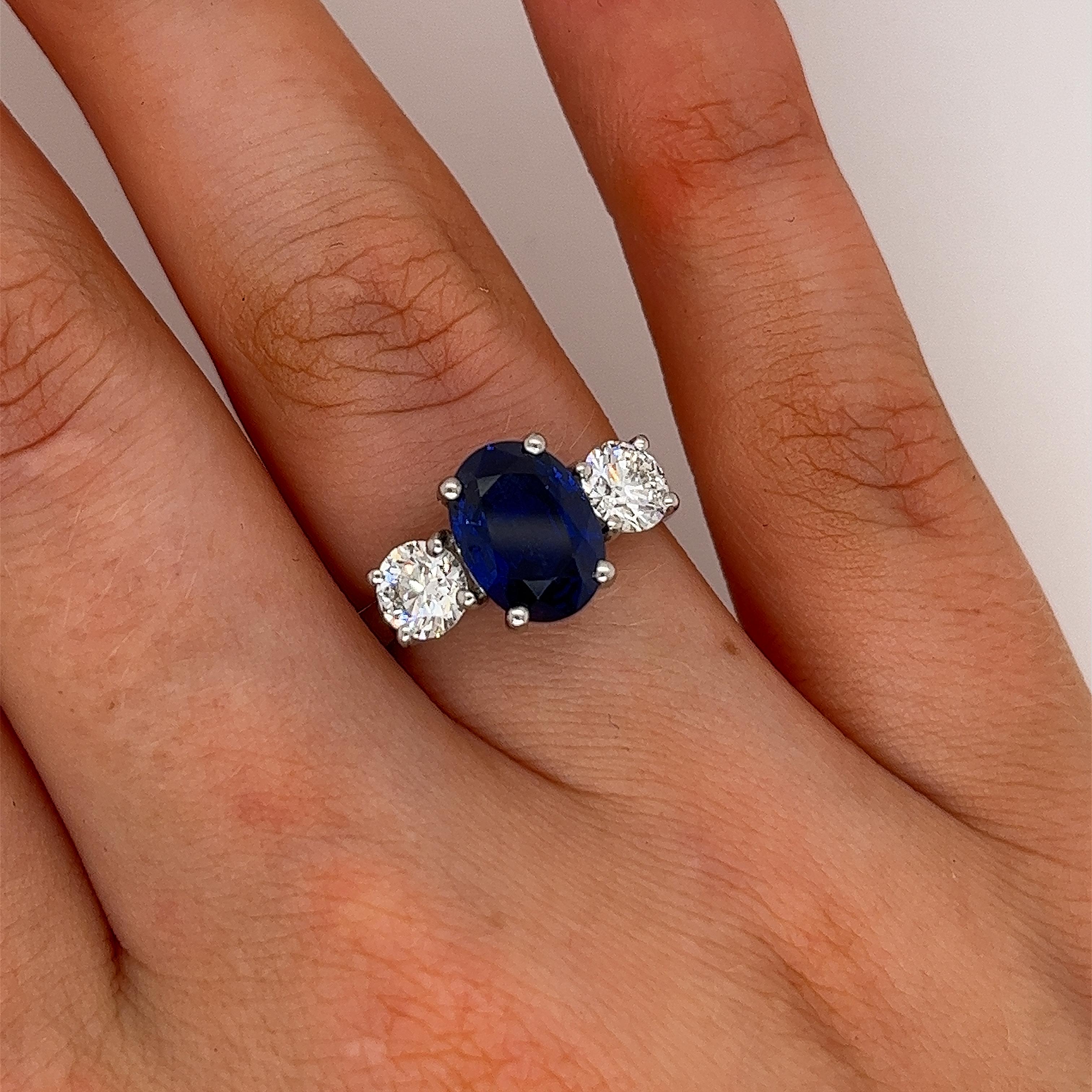 Platin 3 Stein Ring, gefasst mit 3,21 Karat natürlichem ovalem Saphir und 2 Diamanten 1