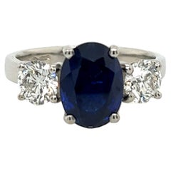 Platin 3 Stein Ring, gefasst mit 3,21 Karat natürlichem ovalem Saphir und 2 Diamanten