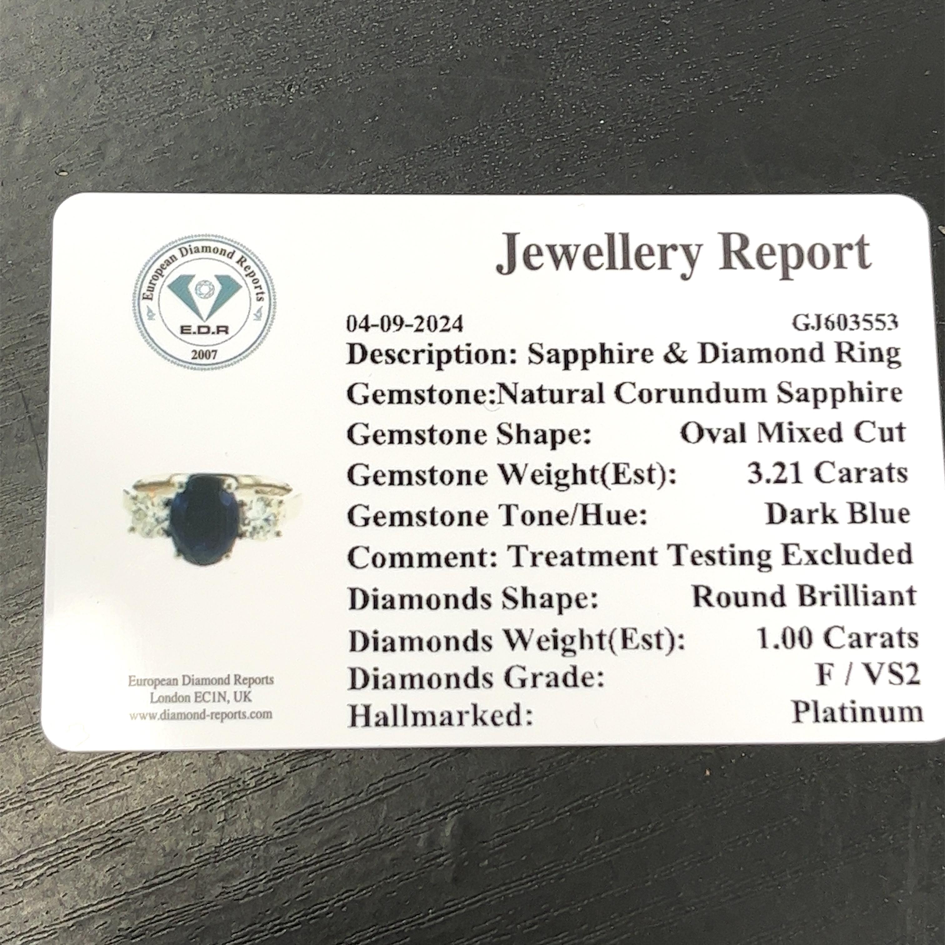 Platin 3 Stein Ring, gefasst mit 3,21 Karat natürlichem ovalem Saphir und 2 Diamanten 2