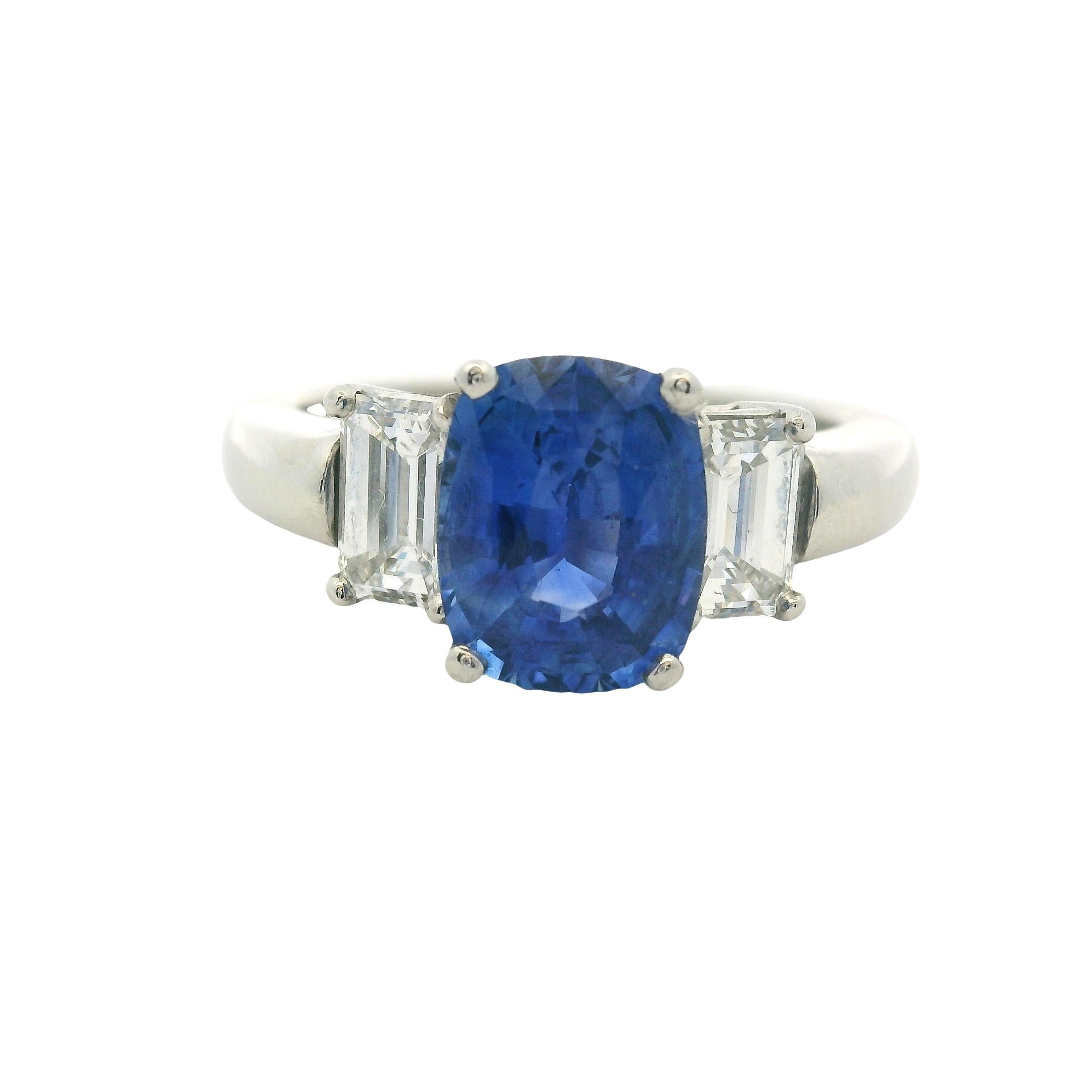Platin 3 Stein Ring mit natürlichem blauem Saphir im Kissenschliff und seitlichen Diamanten (Moderne) im Angebot