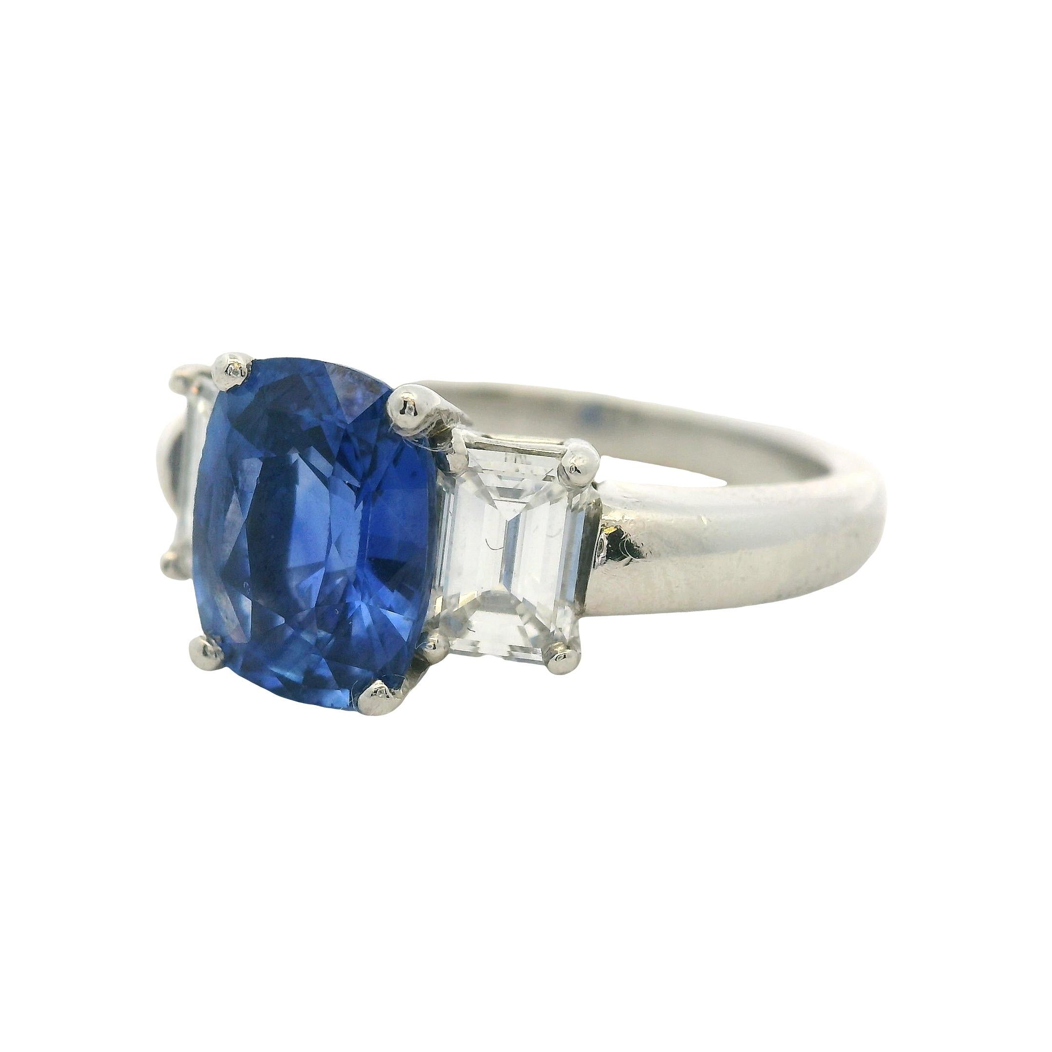 Platin 3 Stein Ring mit natürlichem blauem Saphir im Kissenschliff und seitlichen Diamanten (Ovalschliff) im Angebot