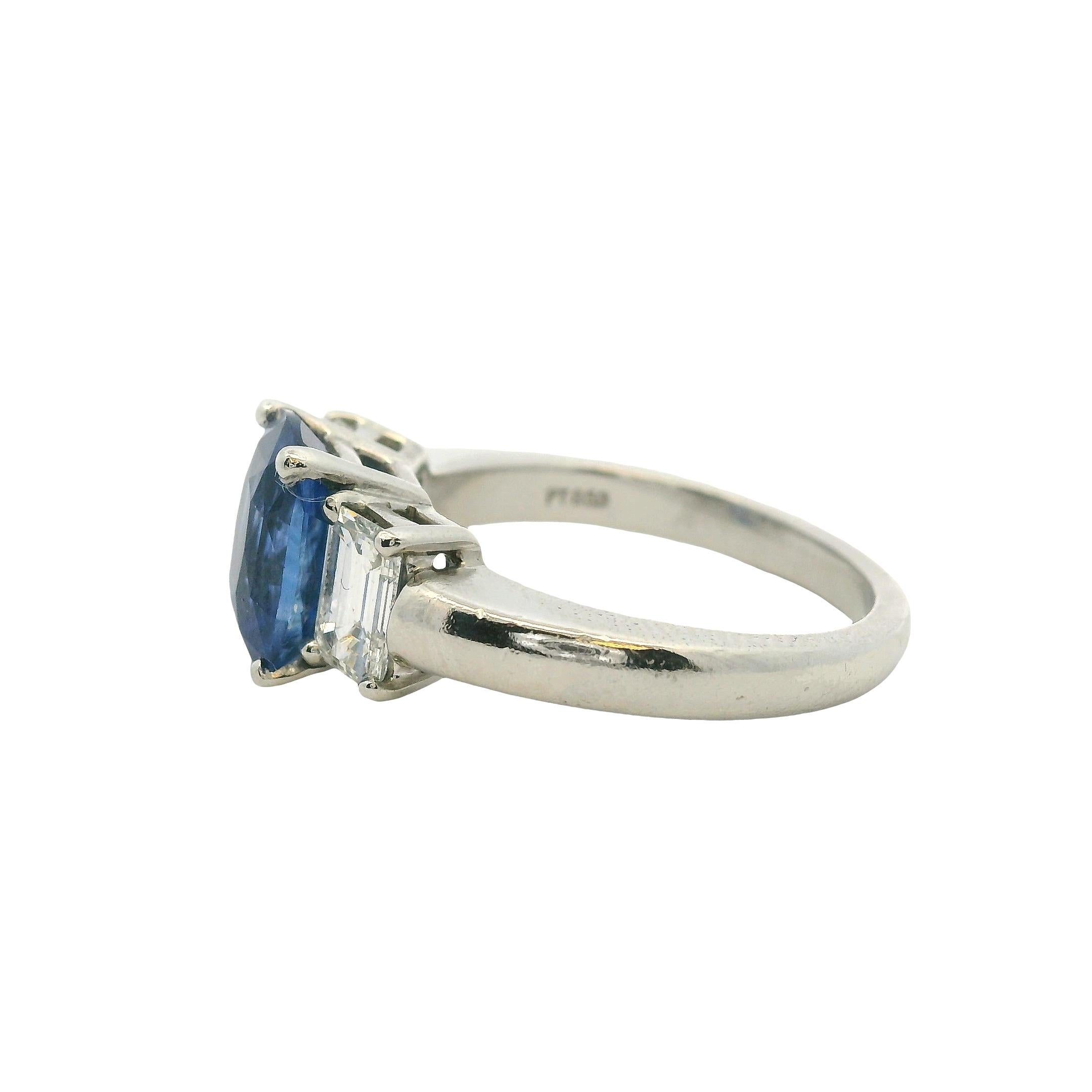 Platin 3 Stein Ring mit natürlichem blauem Saphir im Kissenschliff und seitlichen Diamanten im Zustand „Hervorragend“ im Angebot in Boca Raton, FL