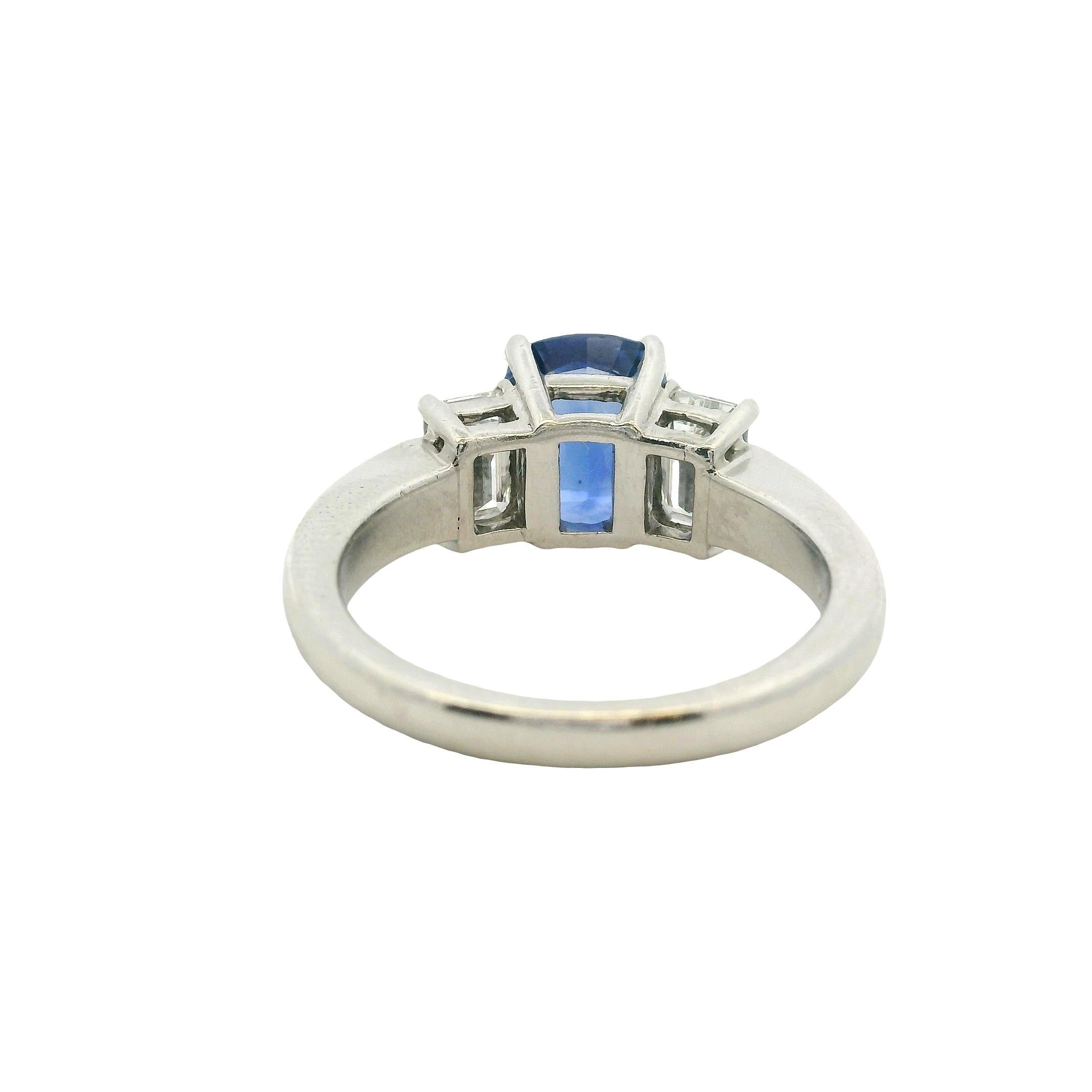 Platin 3 Stein Ring mit natürlichem blauem Saphir im Kissenschliff und seitlichen Diamanten Damen im Angebot