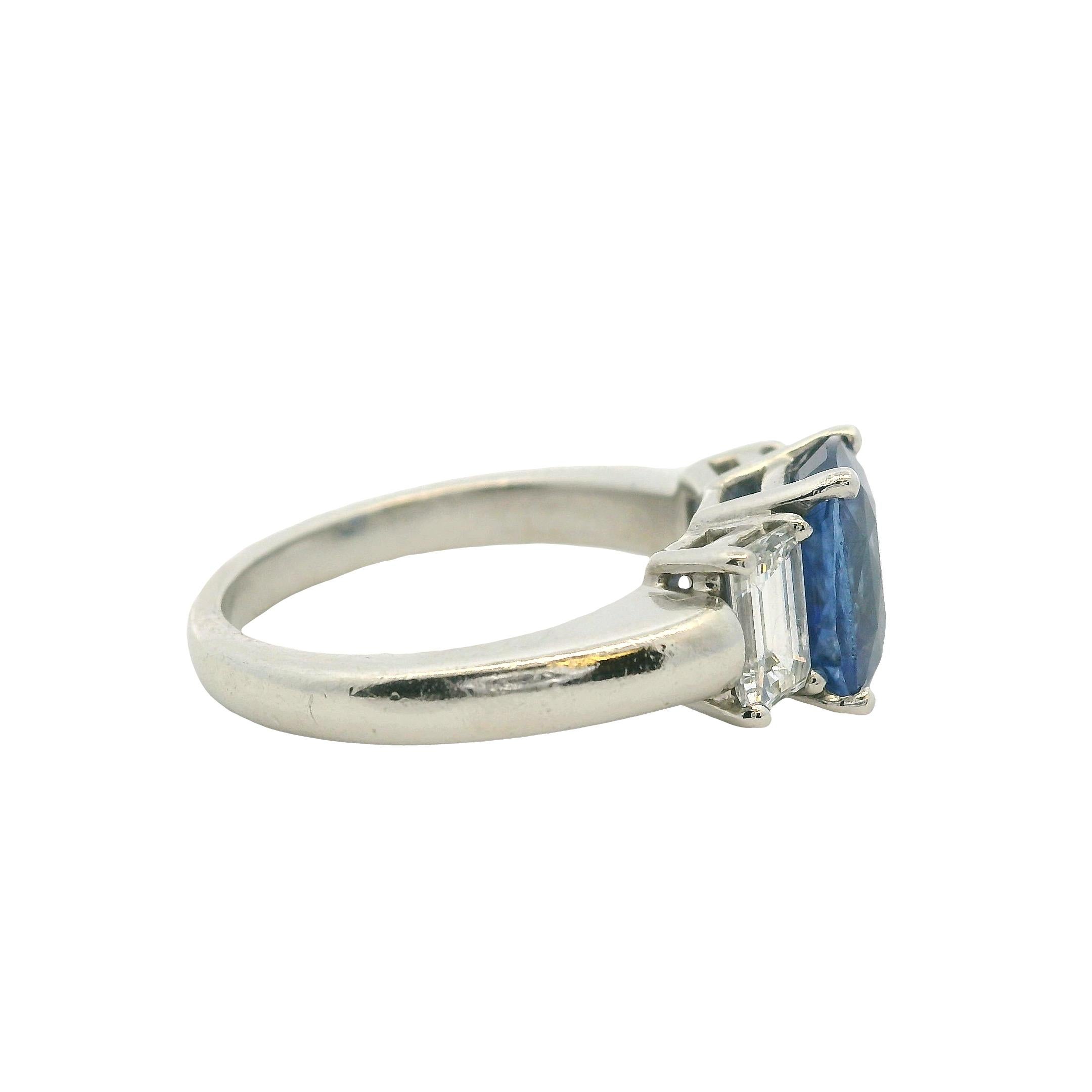 Platin 3 Stein Ring mit natürlichem blauem Saphir im Kissenschliff und seitlichen Diamanten im Angebot 1