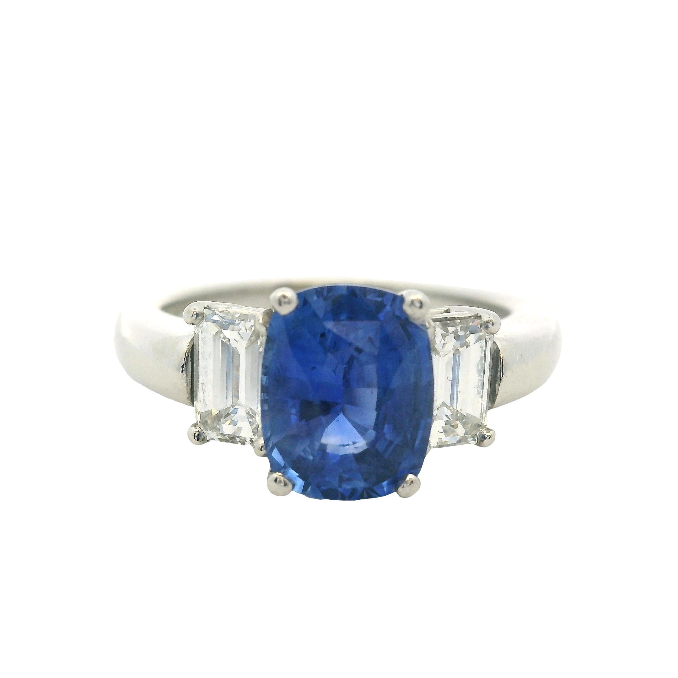 Platin 3 Stein Ring mit natürlichem blauem Saphir im Kissenschliff und seitlichen Diamanten im Angebot 3