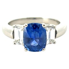 Anello in platino a 3 pietre con zaffiro blu naturale e diamanti laterali