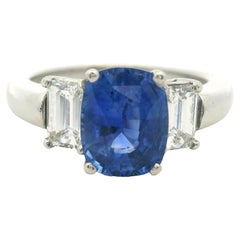 Platin 3 Stein Ring mit natürlichem blauem Saphir im Kissenschliff und seitlichen Diamanten