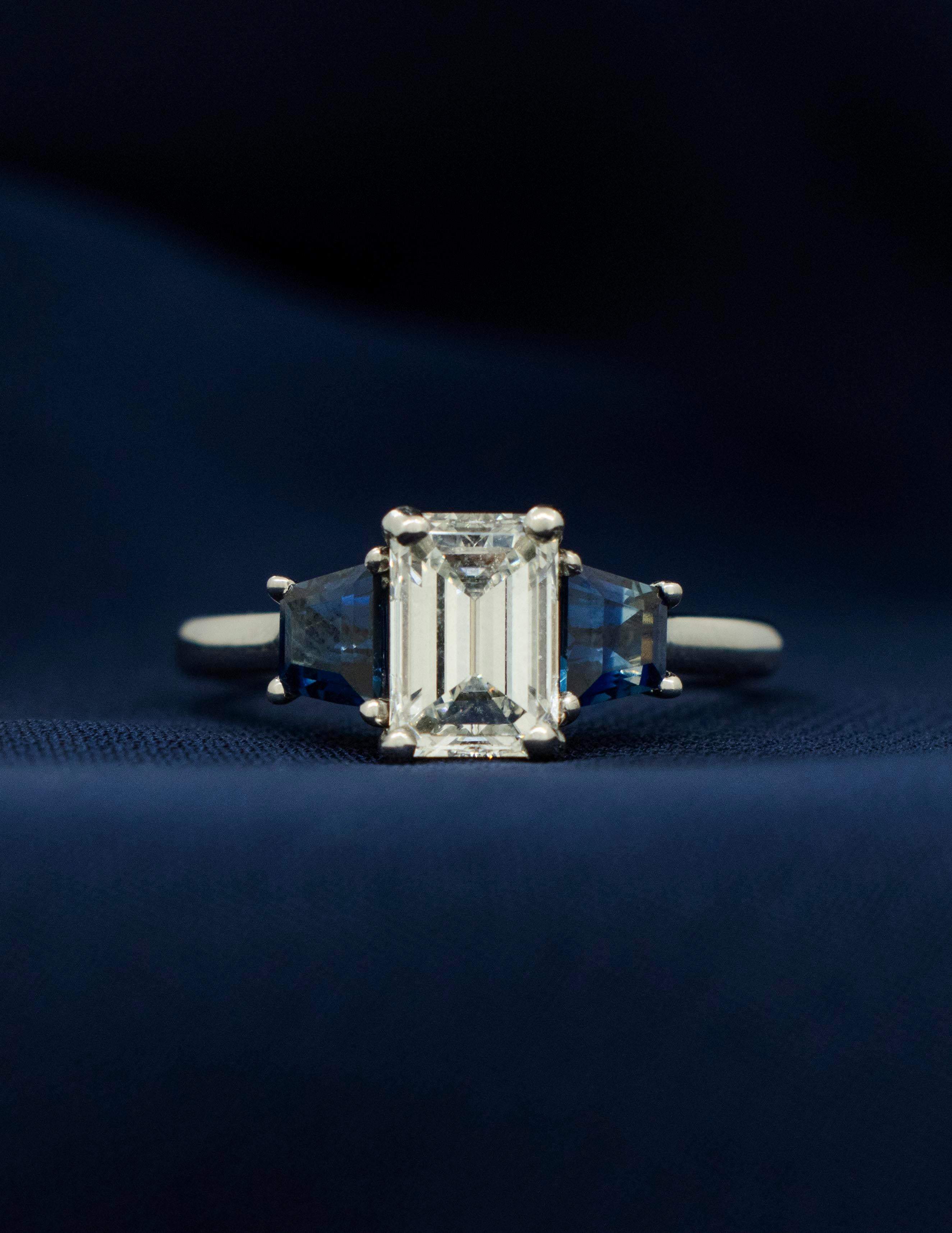 Moderne Bague à 3 pierres avec diamant taille émeraude et saphirs trapézoïds en vente