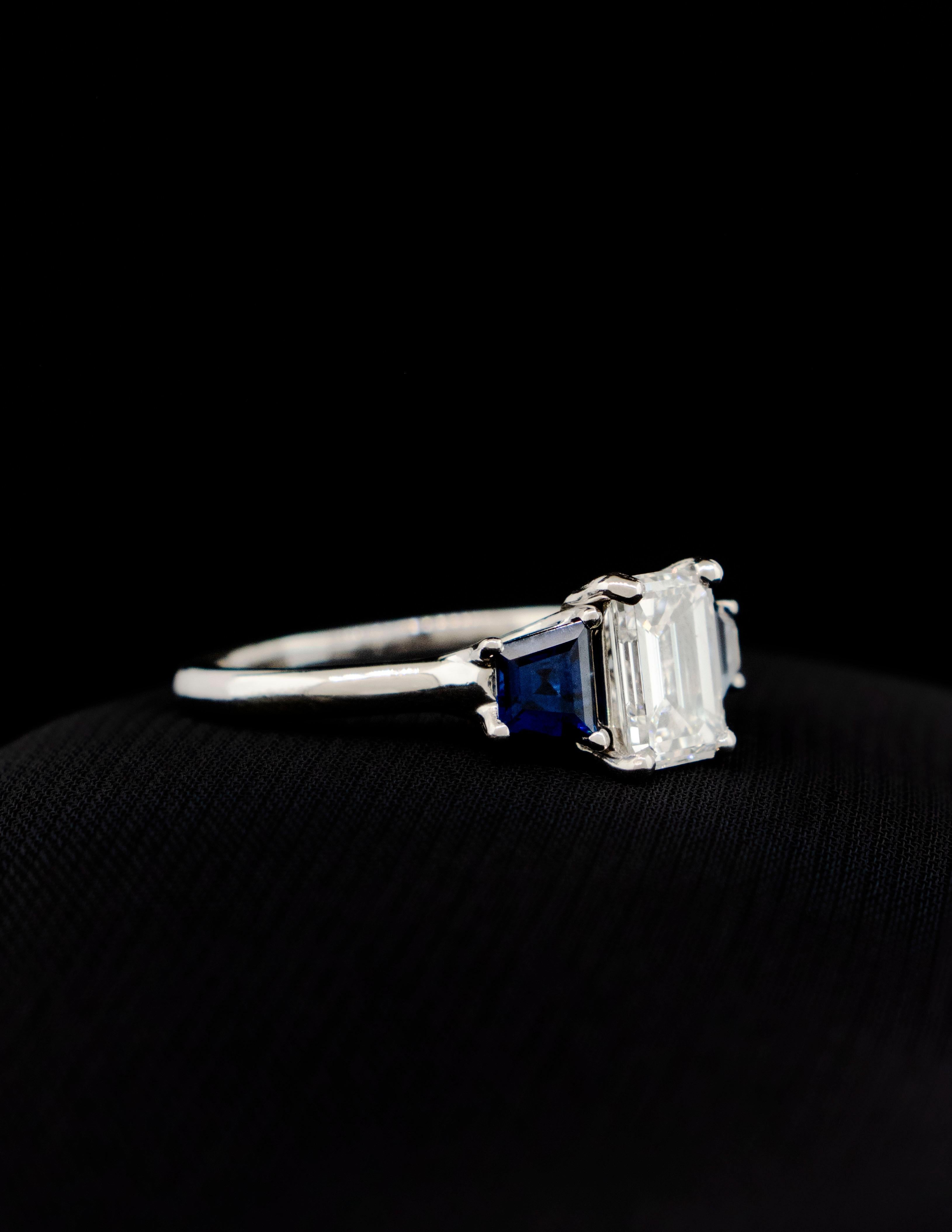 Taille émeraude Bague à 3 pierres avec diamant taille émeraude et saphirs trapézoïds en vente