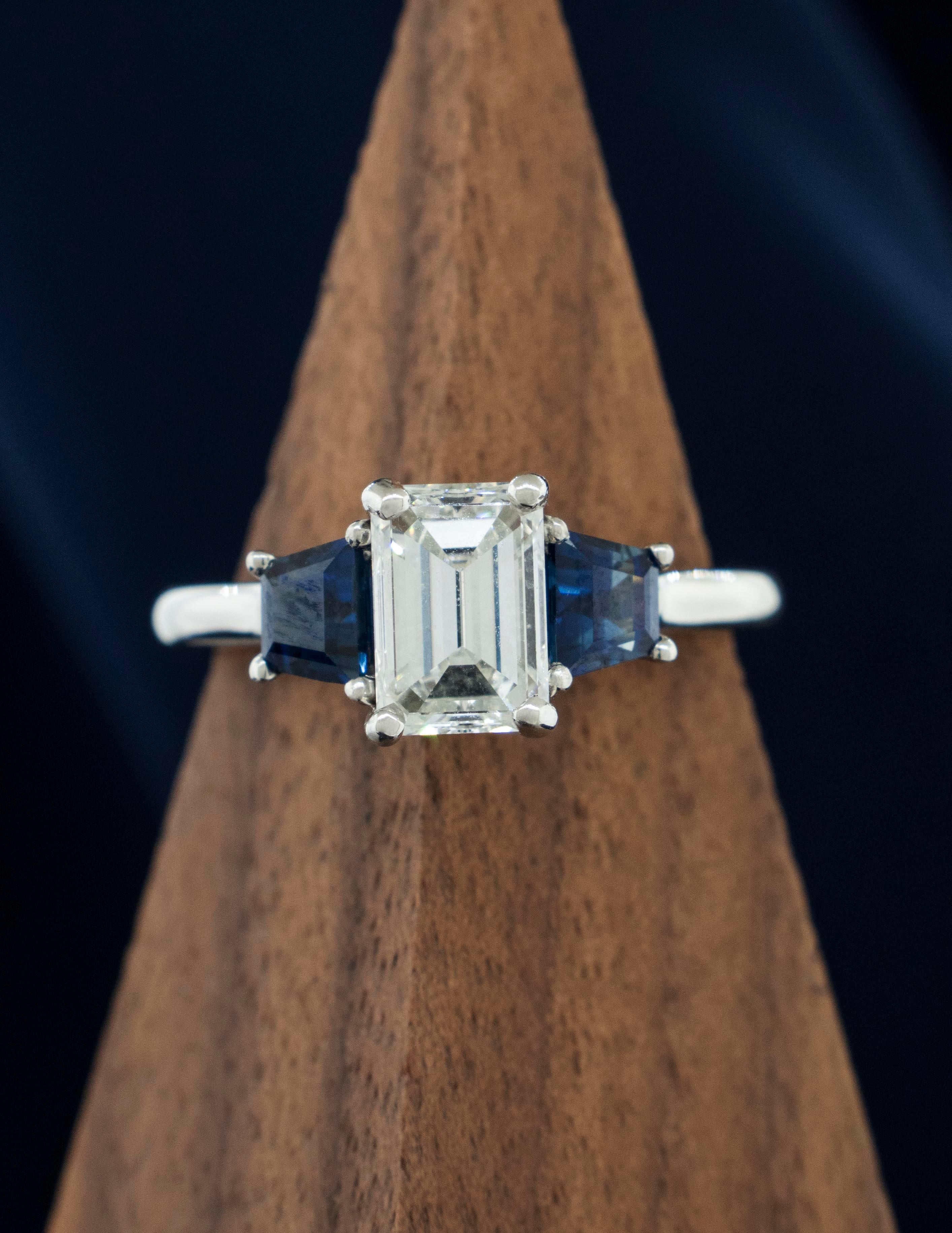 Bague à 3 pierres avec diamant taille émeraude et saphirs trapézoïds Neuf - En vente à Boone, NC