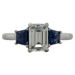 Platin 3 Stein Ring mit Diamanten im Smaragdschliff und Trapez Saphiren