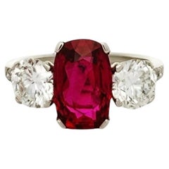 Anillo de rubí en platino de 3 piedras