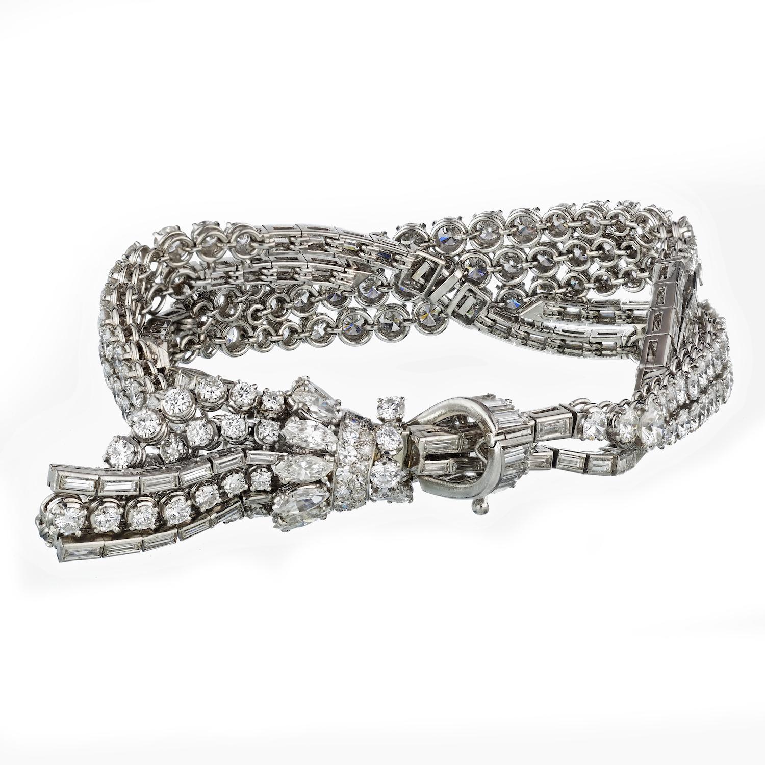CIRCA 1950's Platin 30 Karat Runde Diamant Quaste Armband. 

Hüllen Sie sich in die Opulenz vergangener Zeiten mit unserem Circa 1950's Platinum Tassel Bracelet. Dieses zeitlose Schmuckstück ist mit 30 Karat Diamanten im Rund- und Baguetteschliff