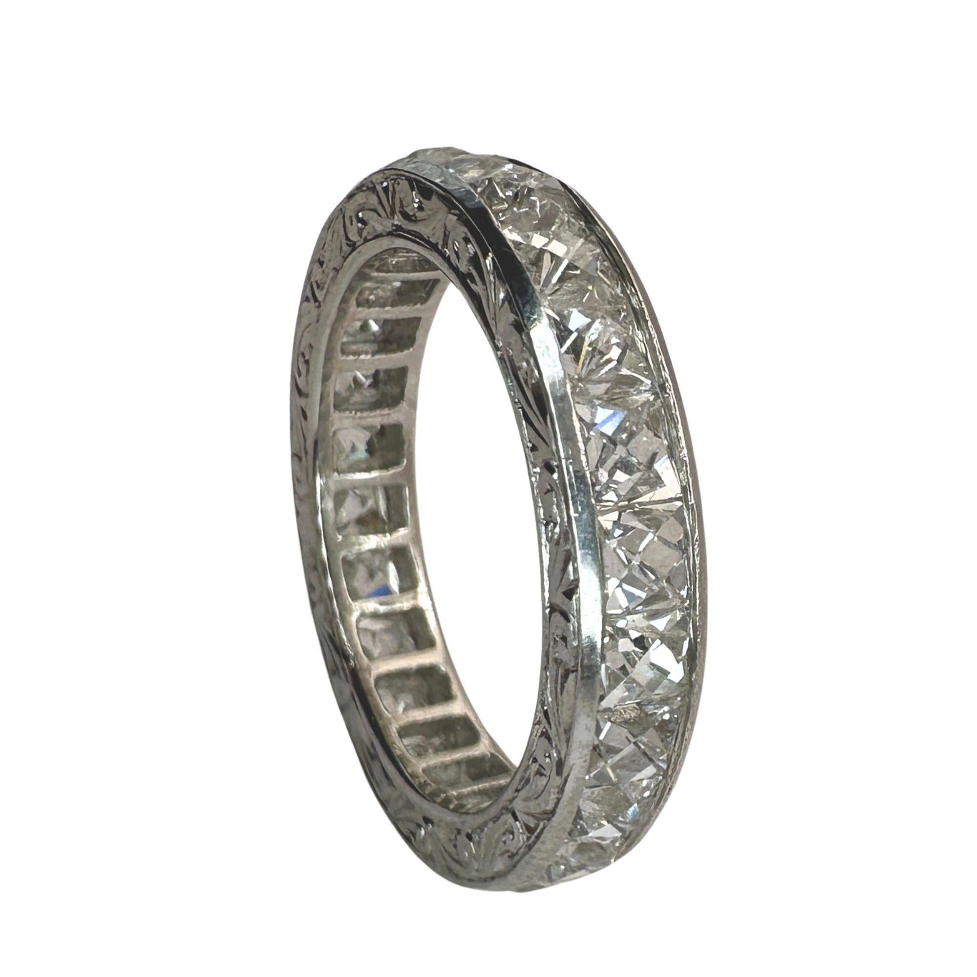 Date un capricho con nuestro Anillo de Eternidad de Platino con Diamantes Reutilizados de 3,00 Quilates Grabado a Mano. Elaborados por expertos con diamantes de talla francesa reutilizados y sobre platino, estos anillos son a la vez sostenibles y