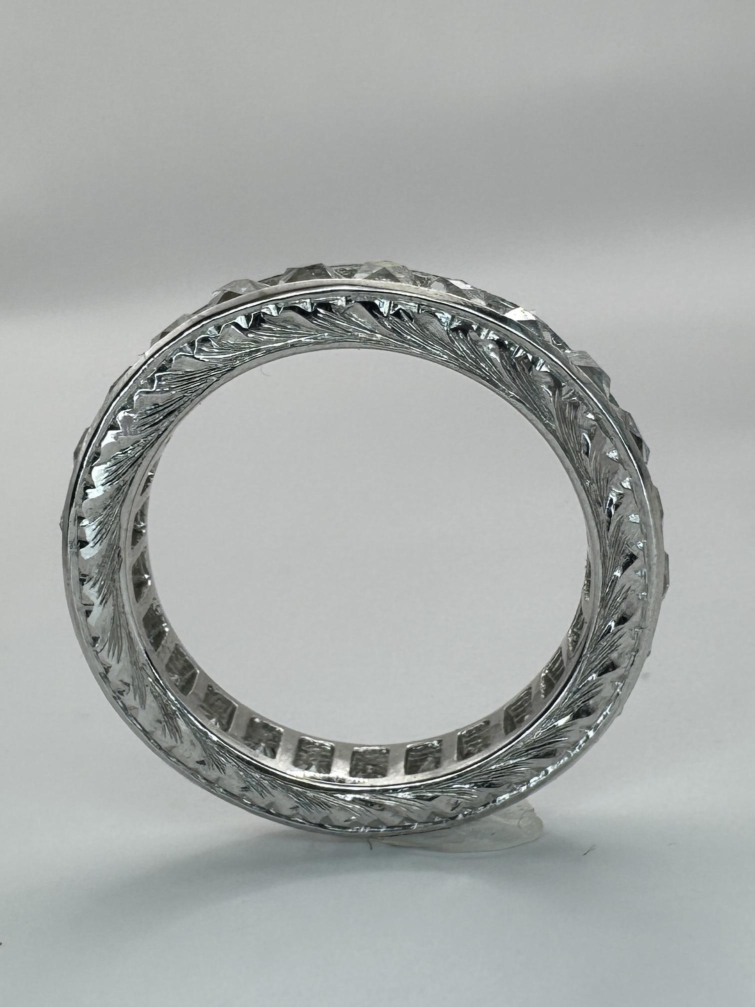 Anillo de eternidad de platino con diamantes recuperados de 3,00 quilates grabado a mano - Talla 5 en Bueno estado para la venta en New York, NY