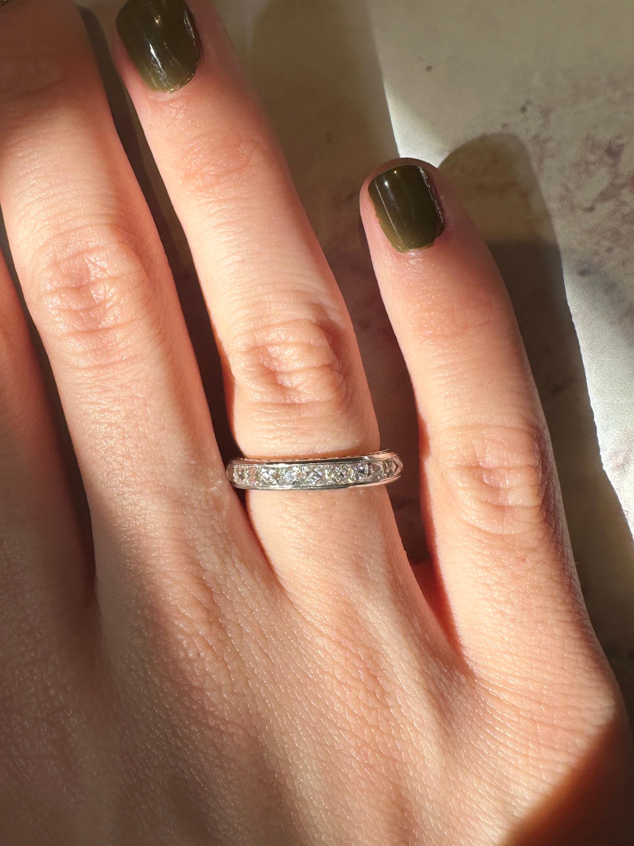De las mujeres Anillo de eternidad de platino con diamantes recuperados de 3,00 quilates grabado a mano - Talla 5 en venta