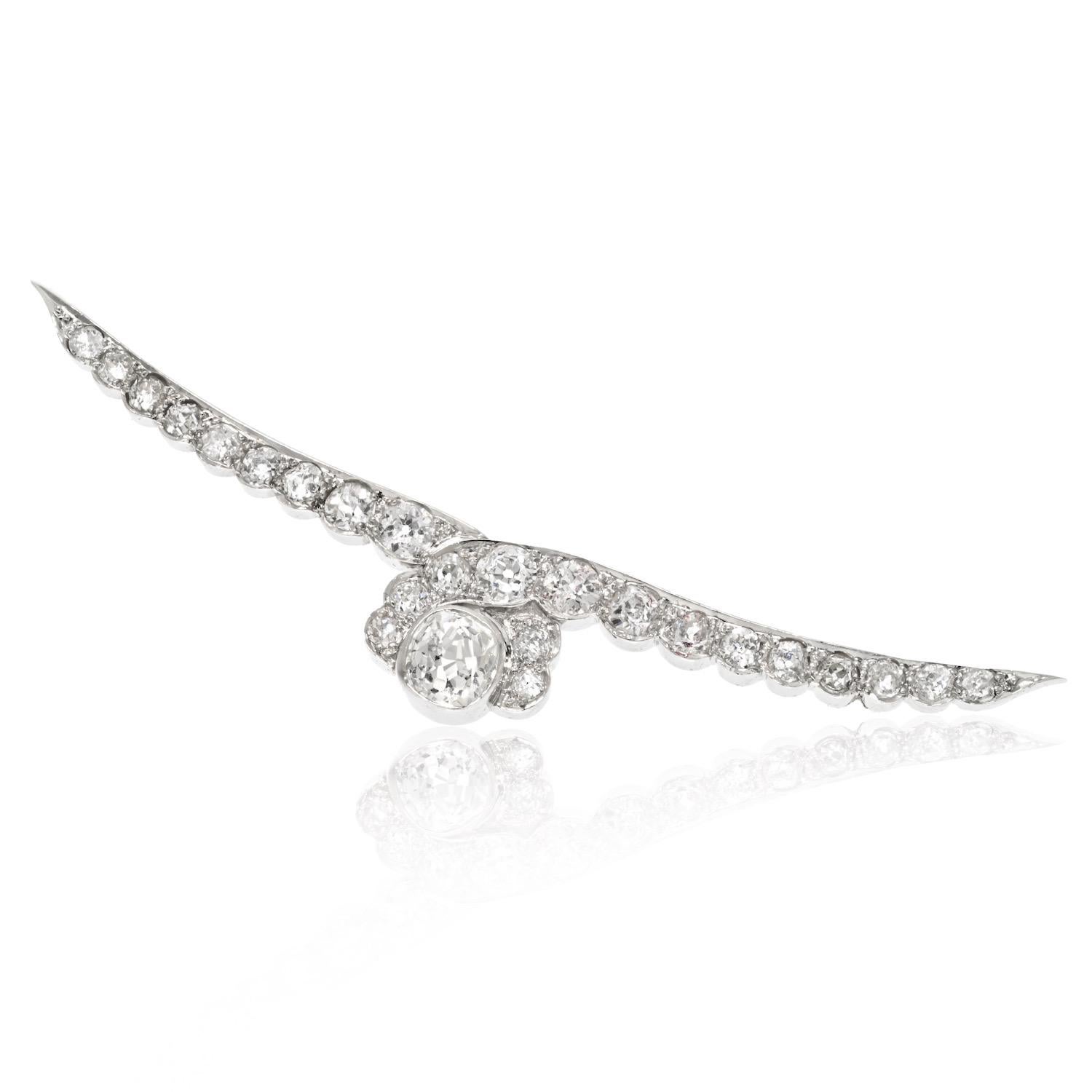 Cette exquise broche antique en platine présente une élégance intemporelle avec un poids total de diamants d'environ 3,00 carats. La broche est ornée d'un diamant taille Old Mine en son centre, pesant environ 1,00 carat, dégageant un charme unique