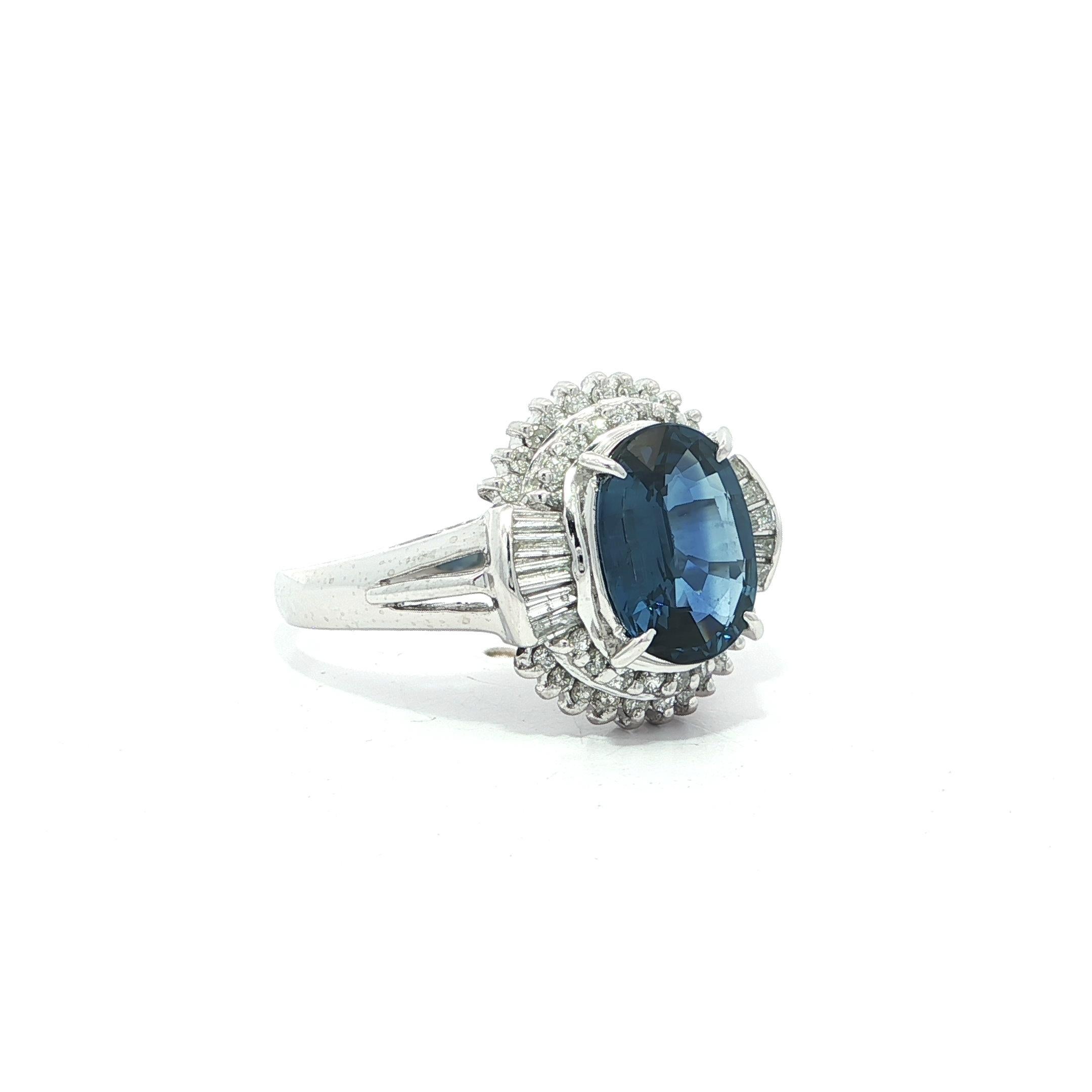 Platin 3,02ctw Oval Blauer Saphir w / Runde & Baguette Diamant Ballerina Ring (Brillantschliff) im Angebot