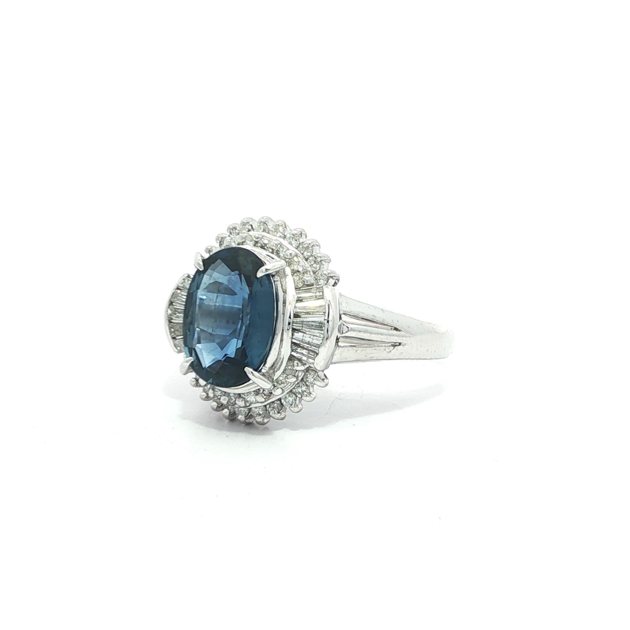 Platin 3,02ctw Oval Blauer Saphir w / Runde & Baguette Diamant Ballerina Ring im Zustand „Hervorragend“ im Angebot in Montclair, NJ