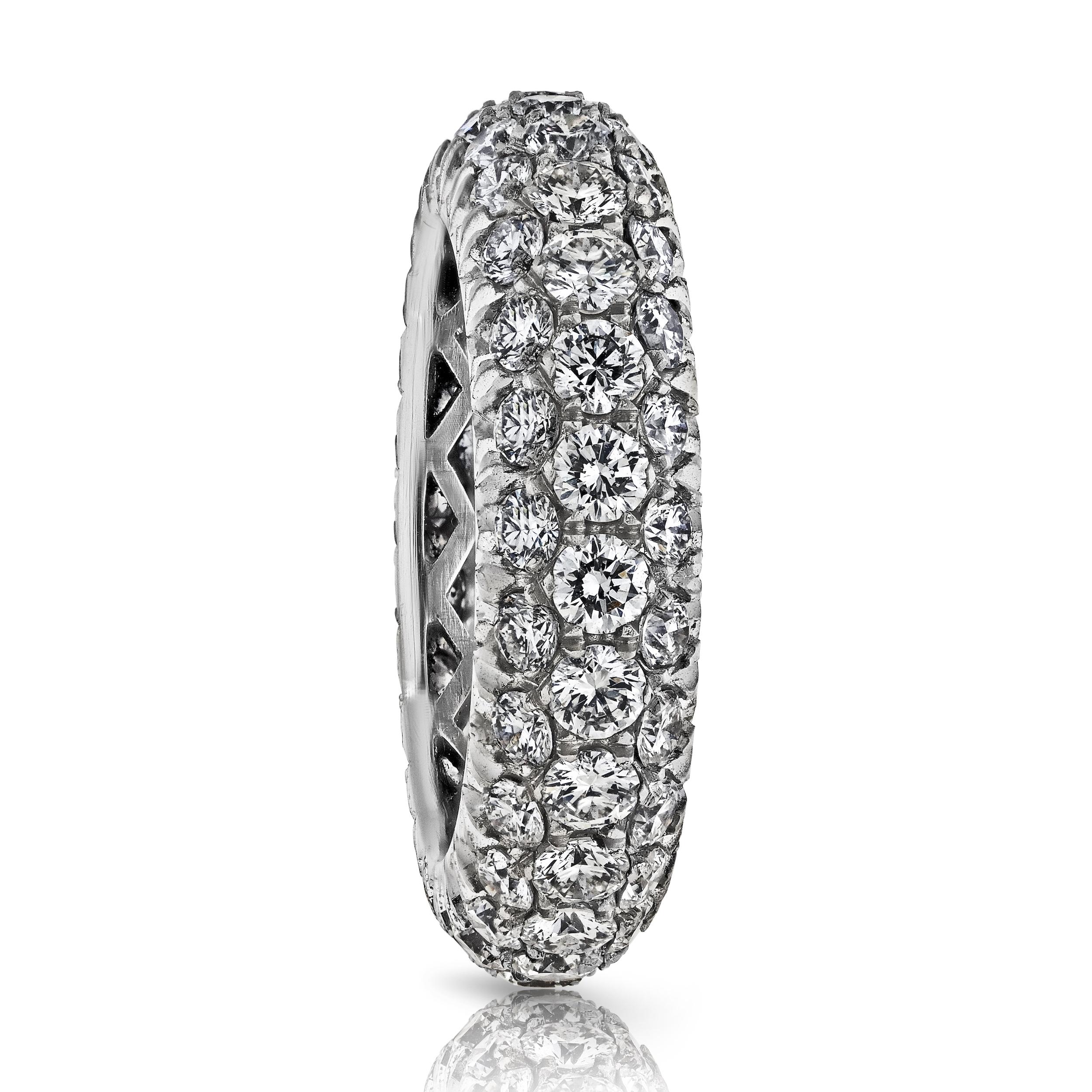 Platin 3,10cttw Dreireihiger runder Diamant-Pavé-Ring mit Rundschliff im Zustand „Neu“ im Angebot in New York, NY