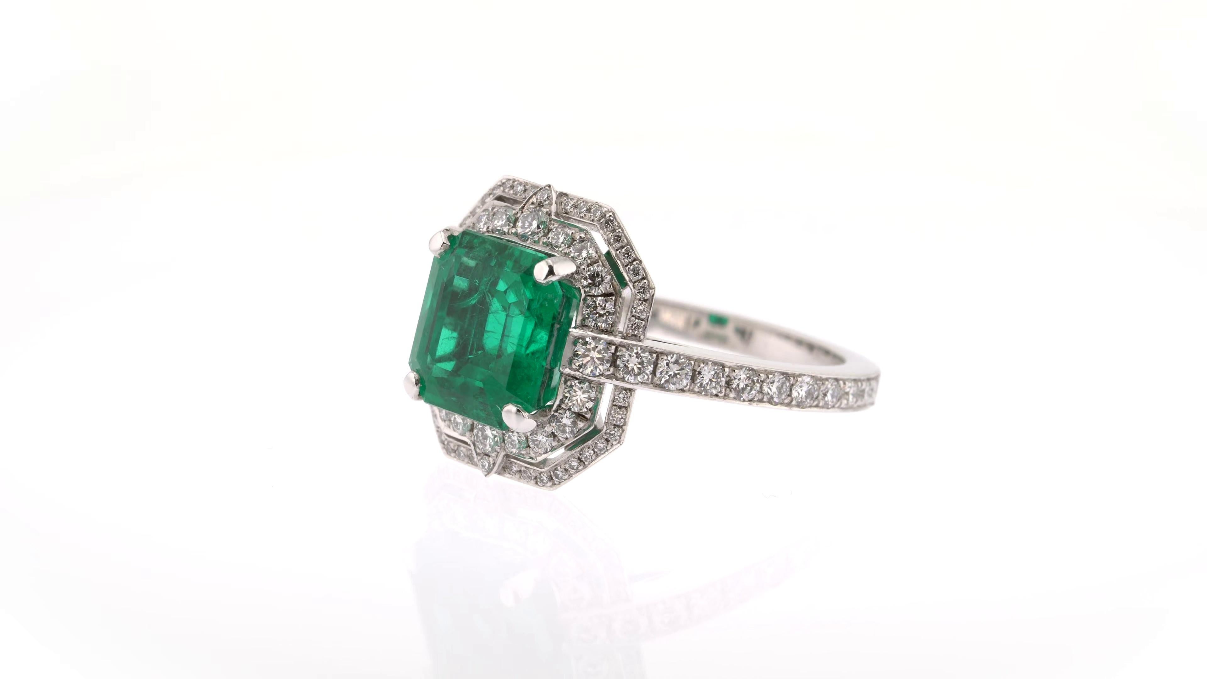 Certified 3.16 Carats Emerald Ring with White Diamonds Halo in Art Deco Style For Sale 1