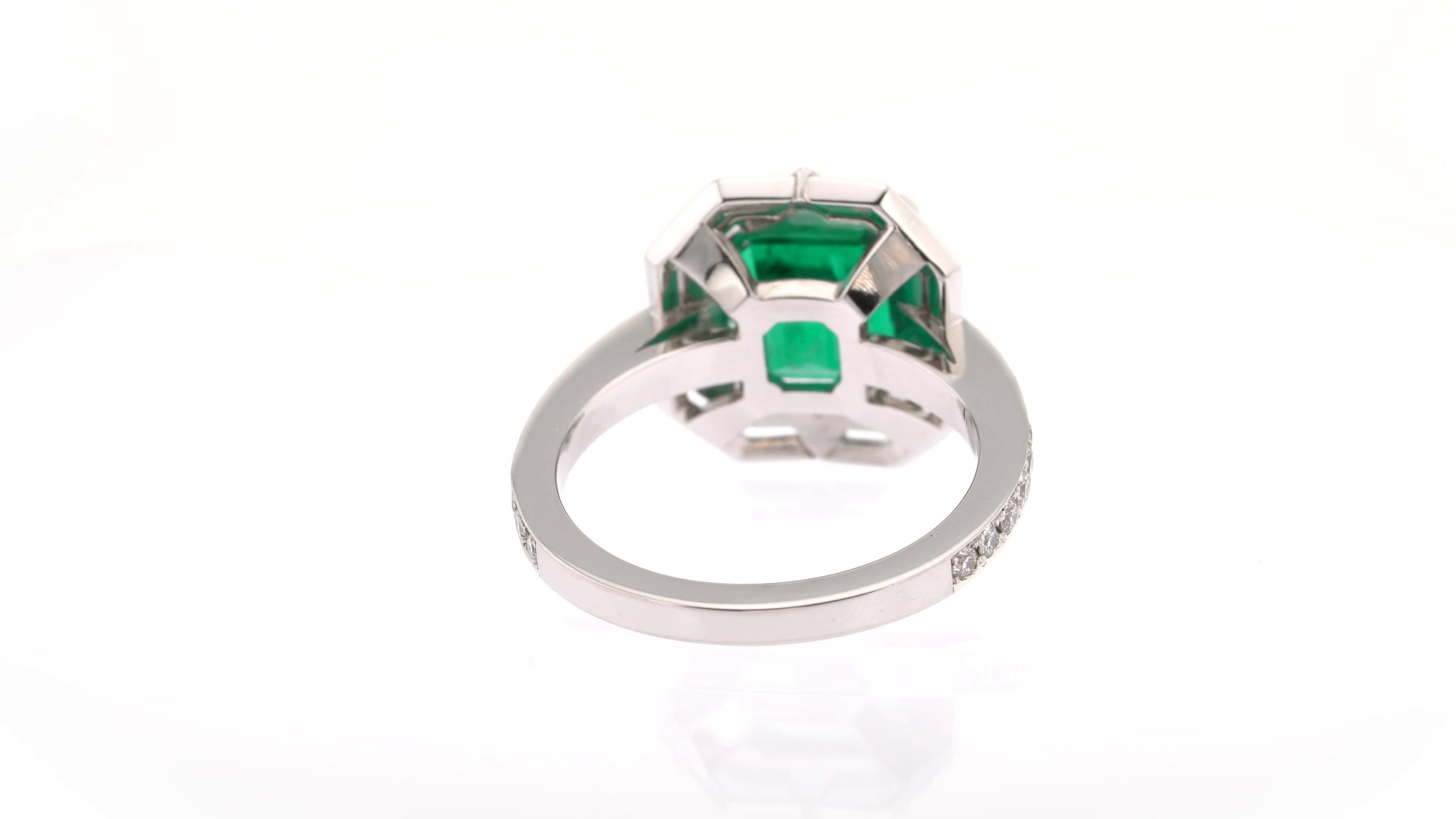 Certified 3.16 Carats Emerald Ring with White Diamonds Halo in Art Deco Style For Sale 2