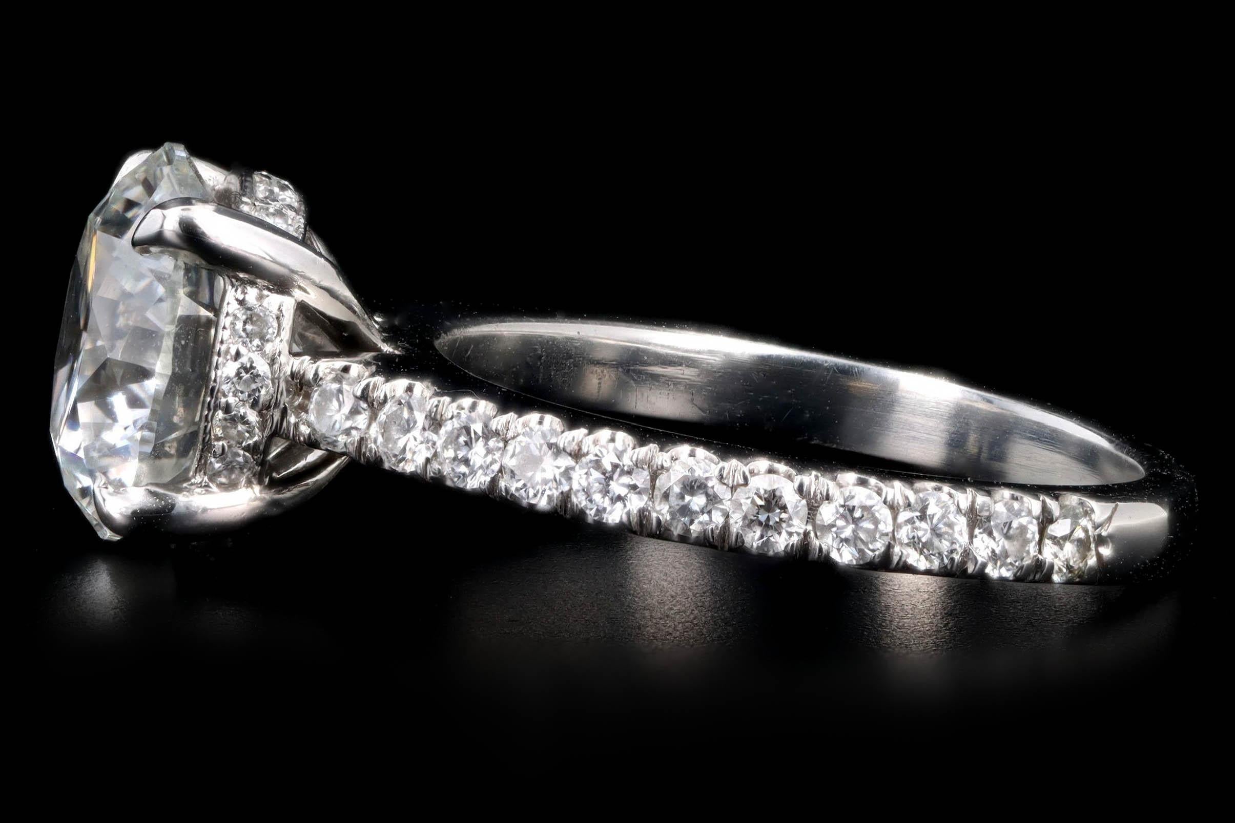Verlobungsring aus Platin mit 3,24 Karat rundem Brillant-Diamant und verstecktem Halo (Rundschliff) im Angebot