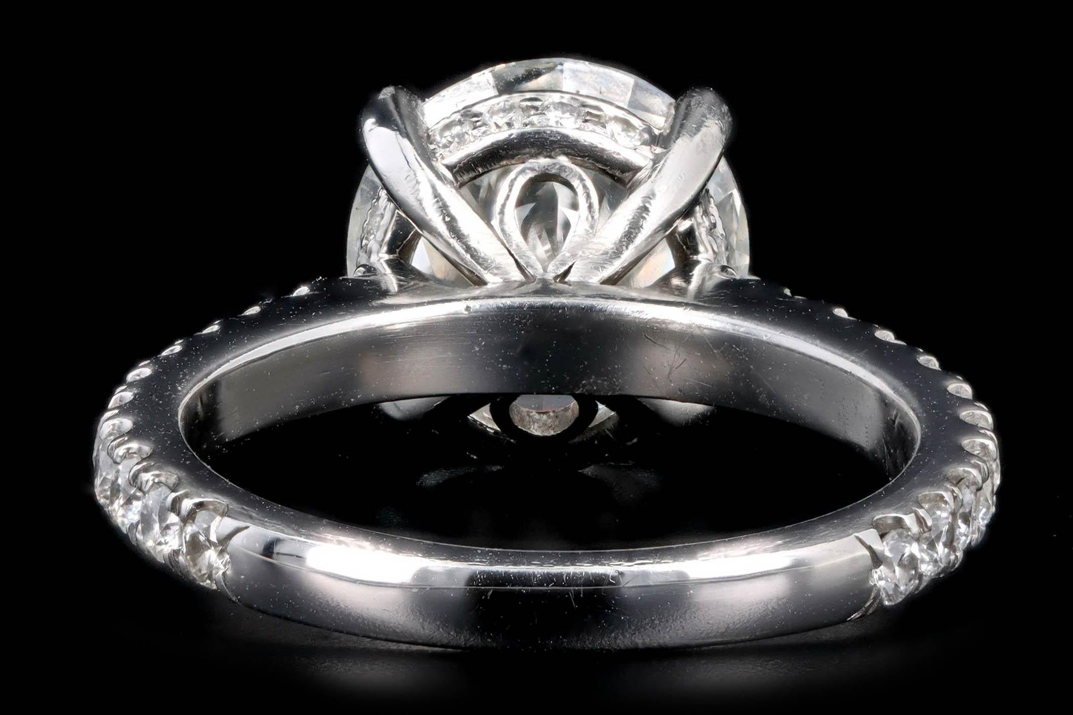 Verlobungsring aus Platin mit 3,24 Karat rundem Brillant-Diamant und verstecktem Halo im Zustand „Hervorragend“ im Angebot in Cape May, NJ